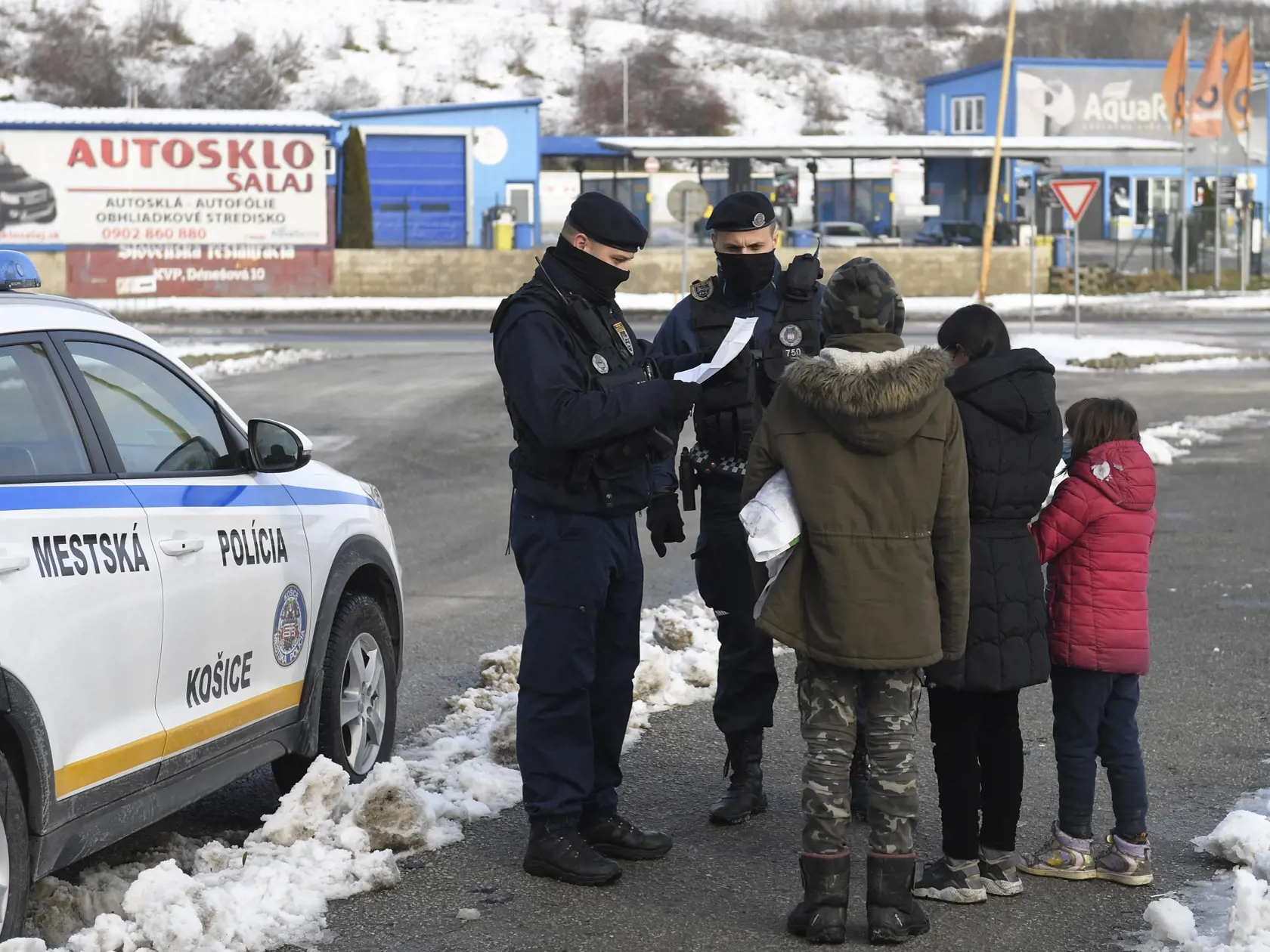 Polícia bude kontrolovať negatívne testy na koronavírus. Za porušenie zákazu vychádzania hrozí mastná pokuta 1000 eur.