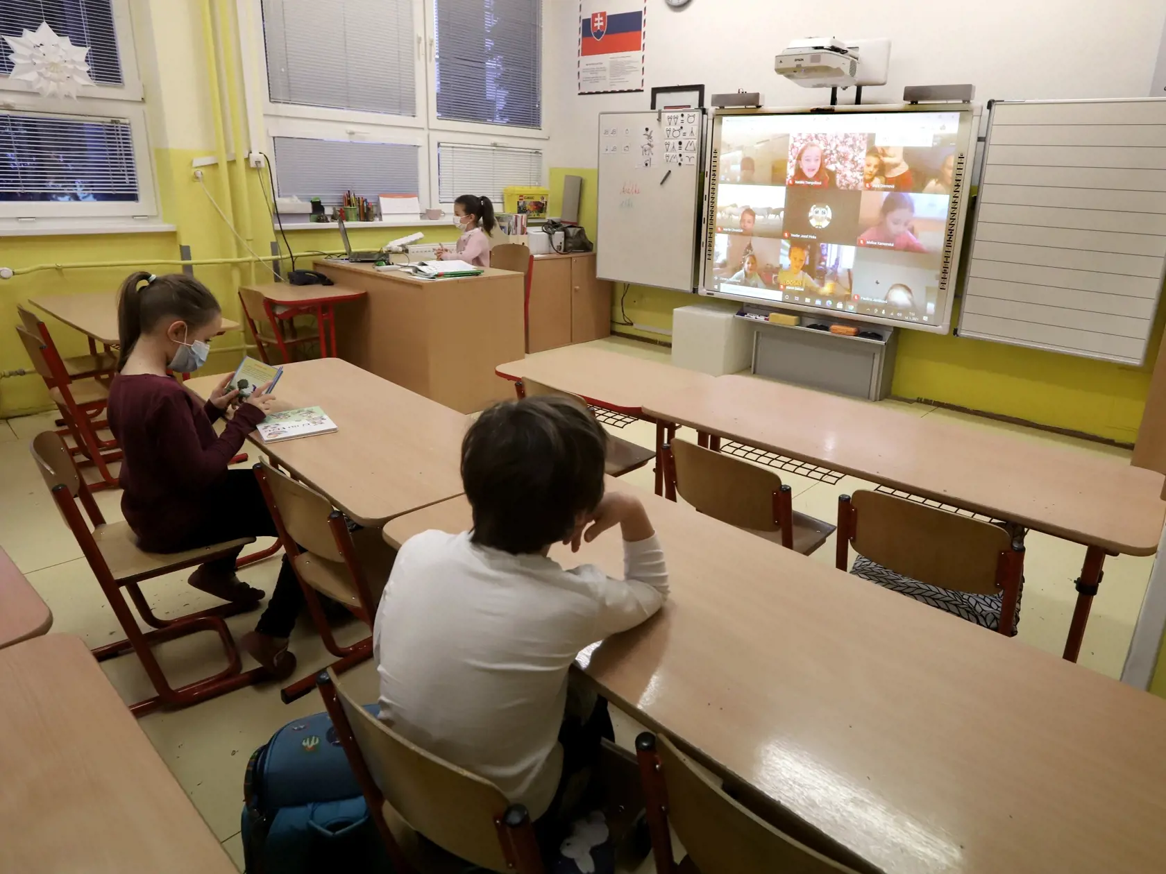 Zvolen v pondelok 11. januára 2021 otvoril všetky školy aj materské školy vo svojej správe. Navštevovať ich však môžu iba deti rodičov pracujúcich v kritickej infraštruktúre. Na snímke žiaci v triede počas dištančného vyučovania na  Základnej škole Hrnčiarska vo Zvolene 14. januára 2021. FOTO TASR - Ján Krošlák 