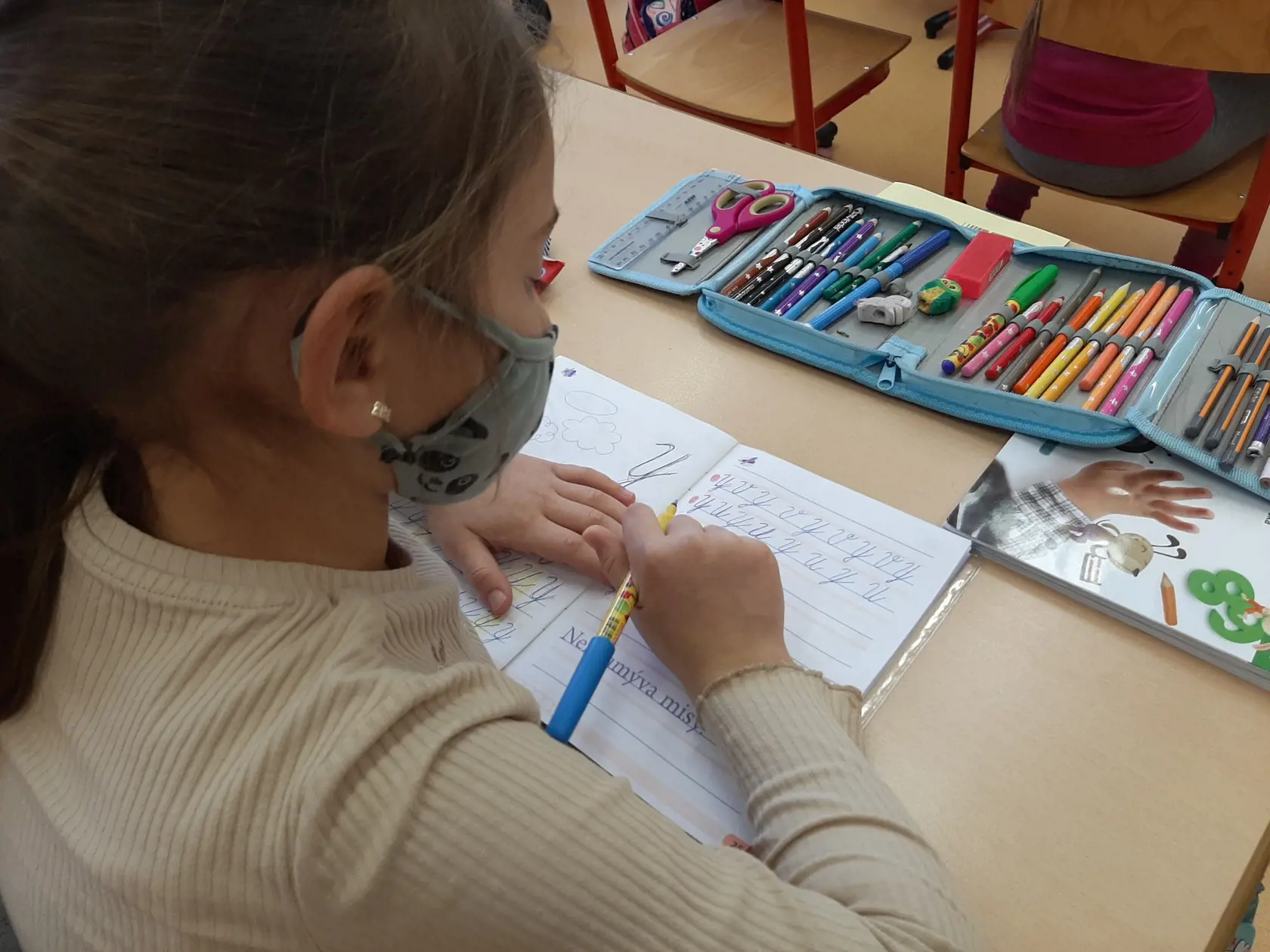 Na väčšine Slovenska môžu od pondelka nastúpiť deti do materských škôl, 1. stupňa ZŠ a končiace ročníky SŠ. Podmienkou je negatívny test rodiča alebo školáka.