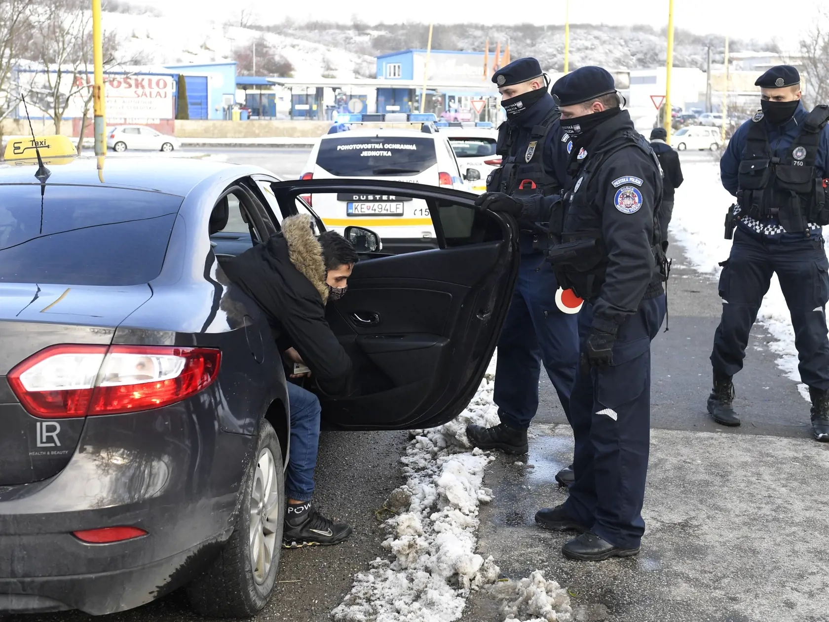 Polícia bude kontrolovať negatívne testy na koronavírus. Za porušenie zákazu vychádzania hrozí mastná pokuta 1000 eur.