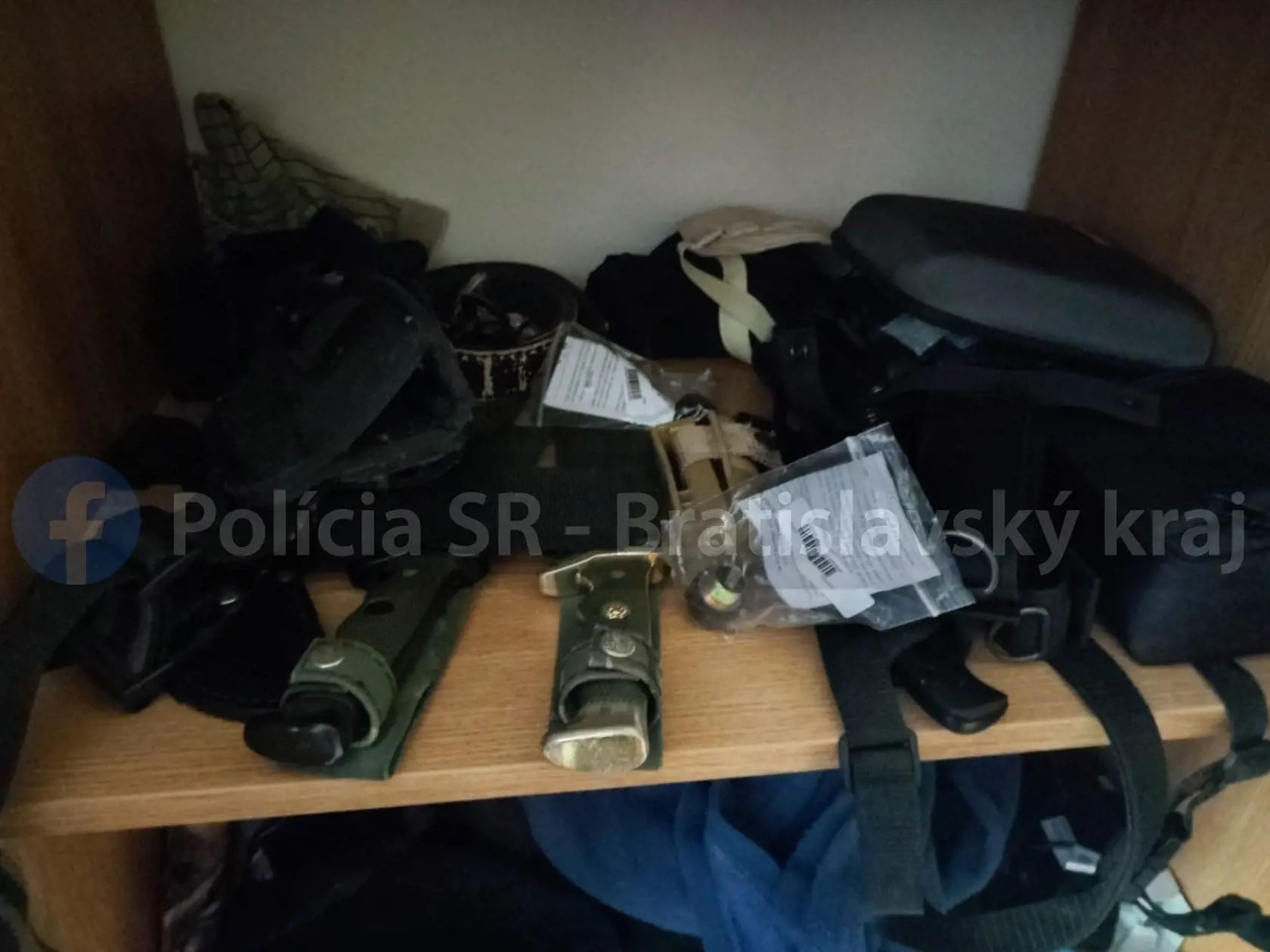 Medzi jeho osobnými vecami našli 8 strelných zbraní typu GLOCK.