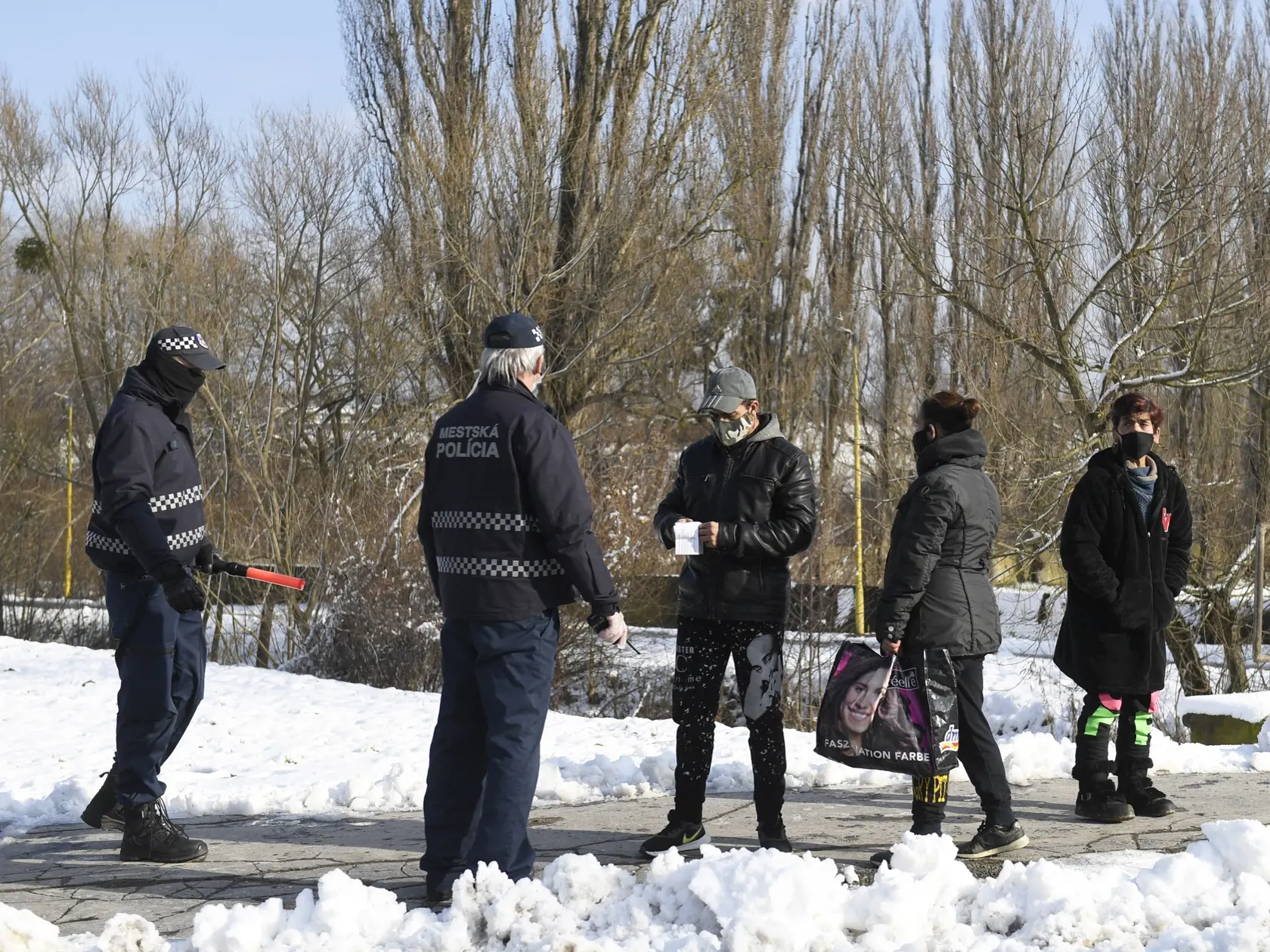 Polícia bude kontrolovať negatívne testy na koronavírus. Za porušenie zákazu vychádzania hrozí mastná pokuta 1000 eur.
