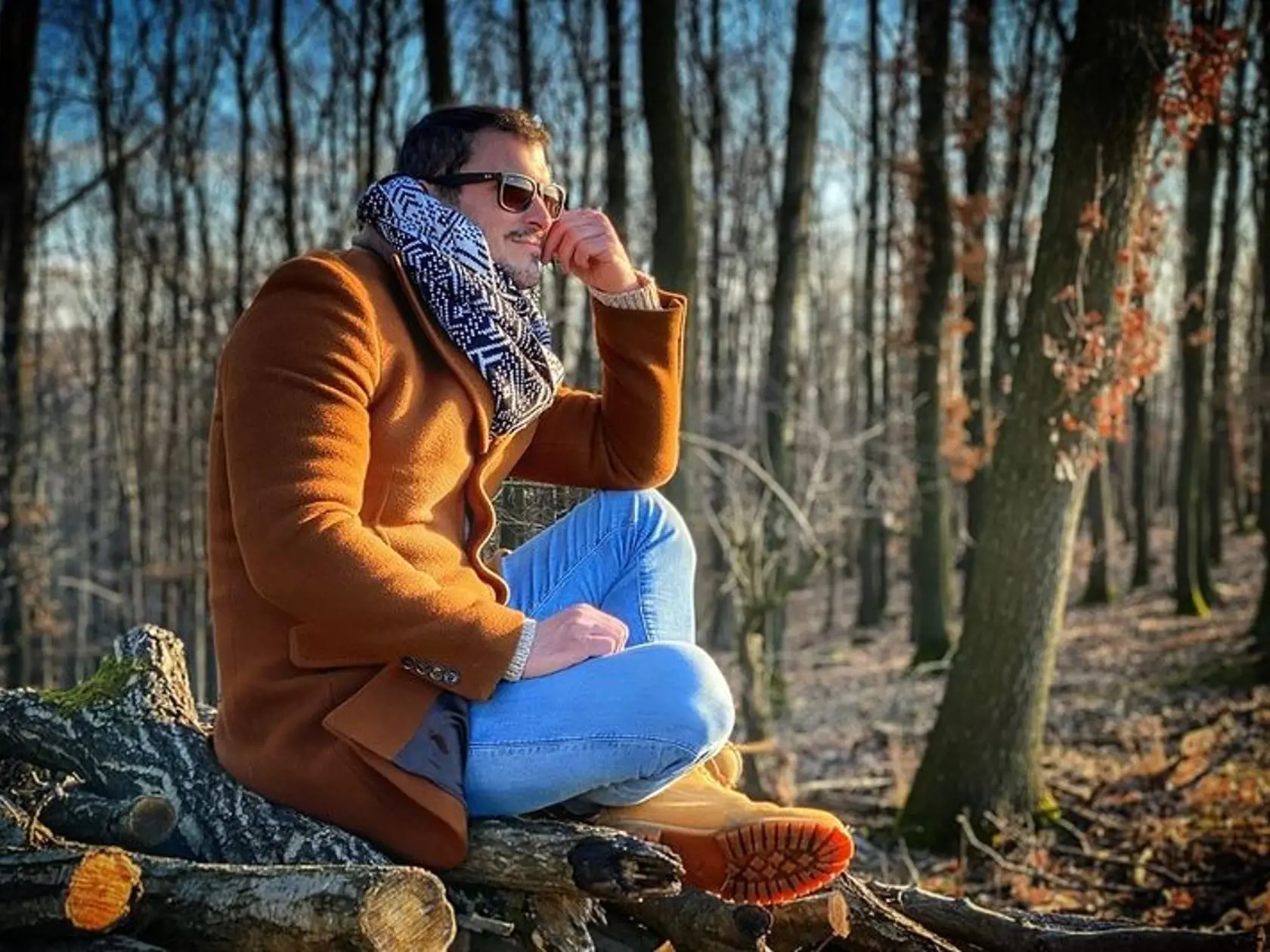 Janko "zbieral" vitamín D v prírode. Najlepšia prevencia proti chorobám - slnečné lúče! A v tomto outfite bol opäť neprehliadnuteľný.