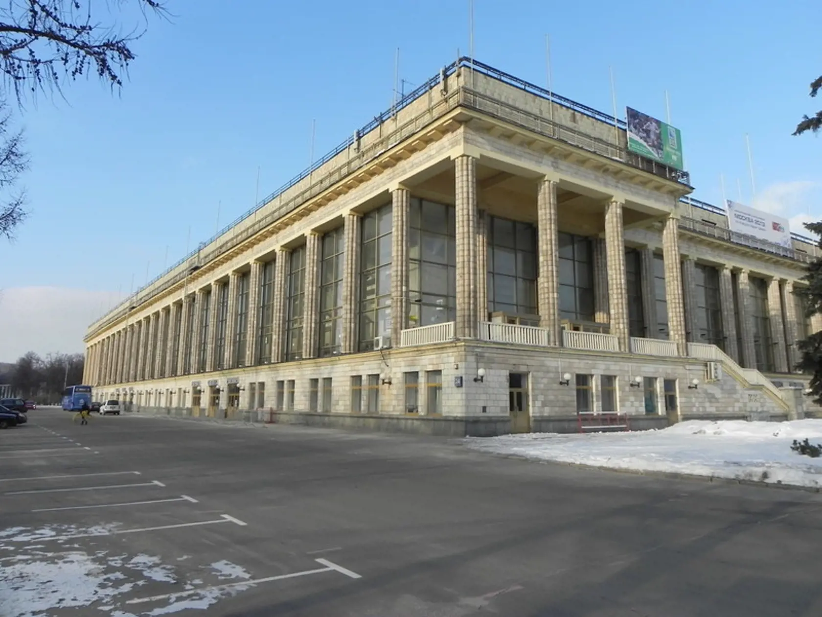 Aréna Lužniky zvonka vyzerá ako divadlo.