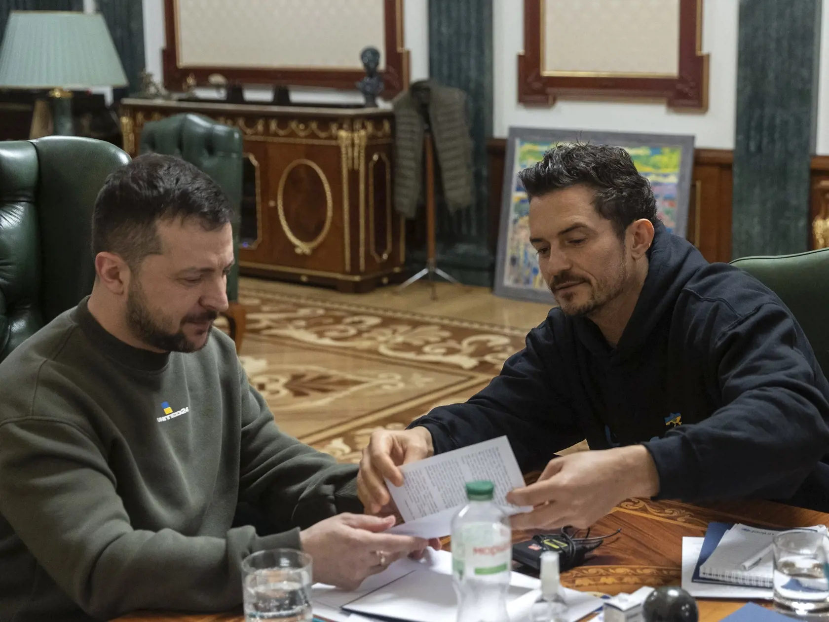 Ukrajinský prezident Volodymyr Zelenskyj (vľavo) a britský herec Orlando Bloom počas stretnutia v Kyjeve 26. marca 2023.  Britský herec Orlando Bloom sa v nedeľu v Kyjeve stretol s ukrajinským prezidentom Volodymyrom Zelenským. Rokovali spolu o otázkach ochrany ukrajinských detí traumatizovaných ruskou vojenskou inváziou. FOTO TASR/AP