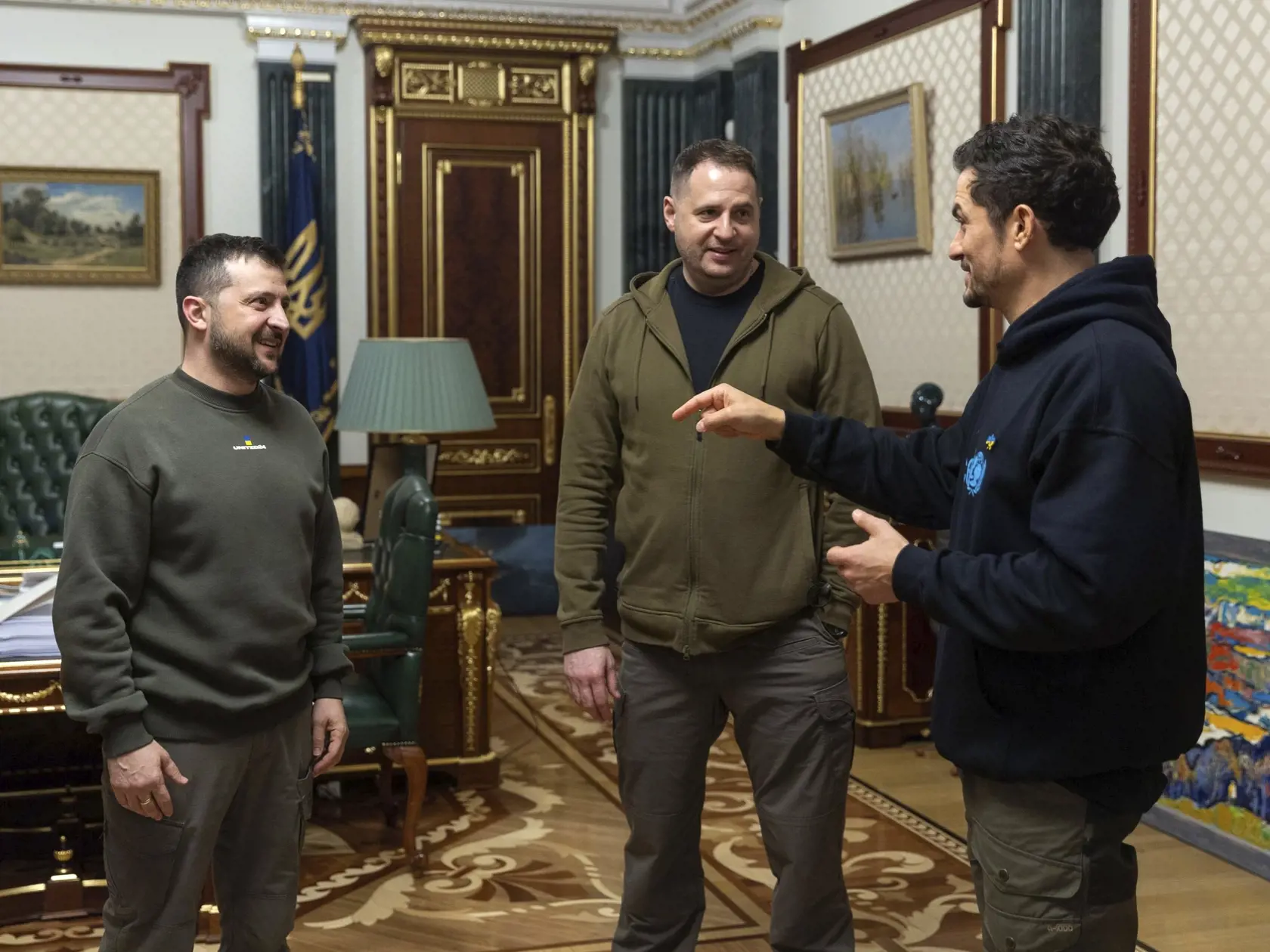 Zľava ukrajinský prezident Volodymyr Zelenskyj, šéf kancelárie ukrajinského prezidenta Andrij Jermak a britský herec Orlando Bloom počas stretnutia v Kyjeve 26. marca 2023.  Britský herec Orlando Bloom sa v nedeľu v Kyjeve stretol s ukrajinským prezidentom Volodymyrom Zelenským. Rokovali spolu o otázkach ochrany ukrajinských detí traumatizovaných ruskou vojenskou inváziou. FOTO TASR/AP