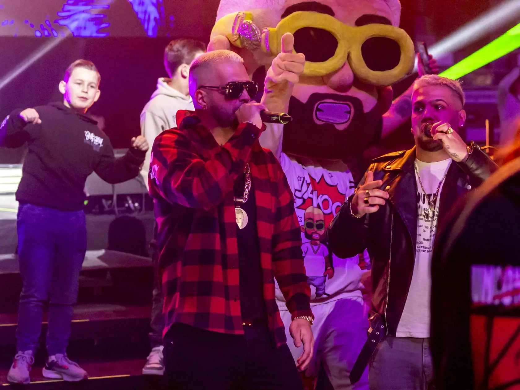 Počas polčasu divákov bavili svojimi pesničkami René Rendy a Cico Band.
