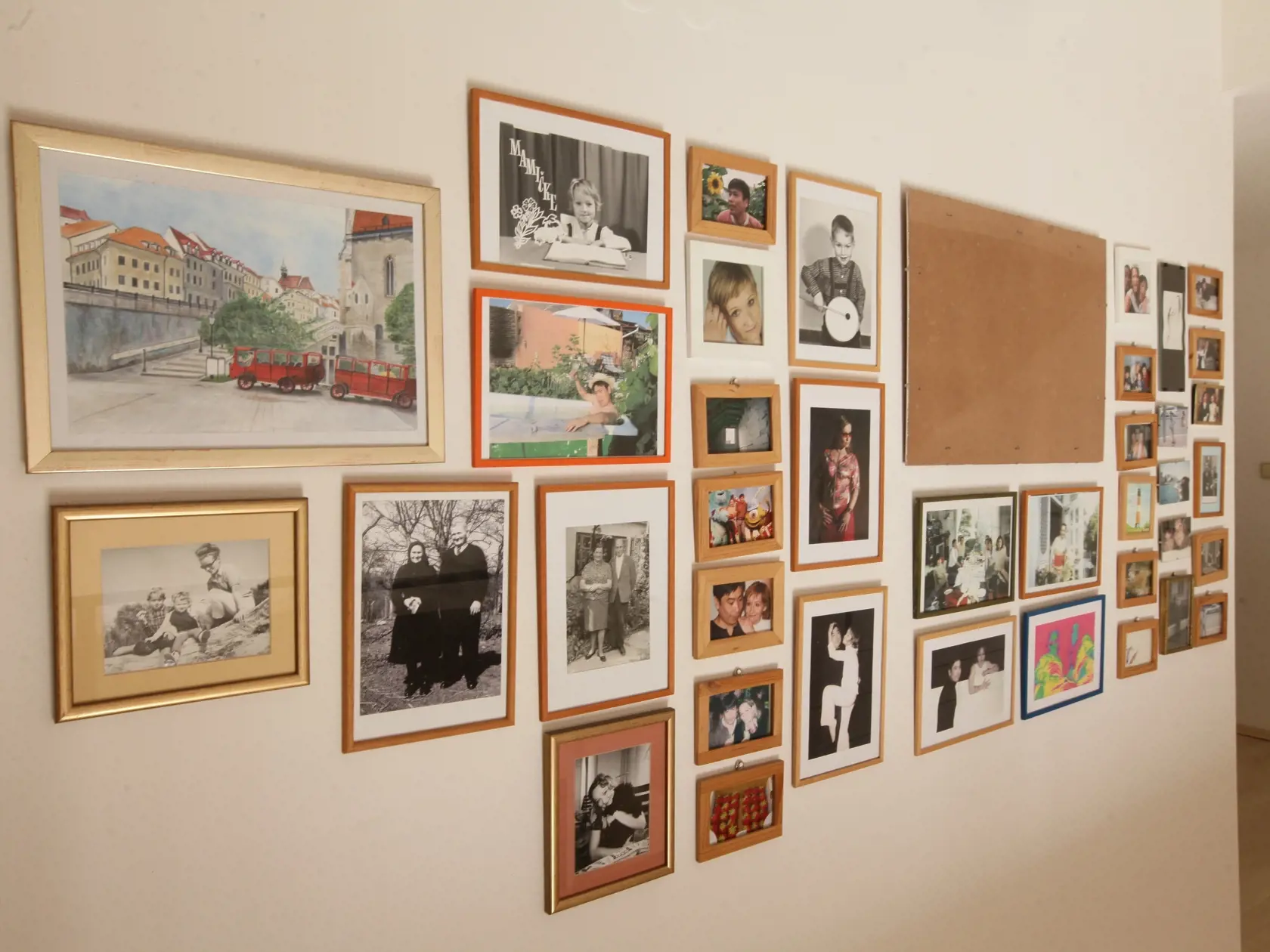 Oľga Belešová má doma na stene spomienky v podobe fotografií.