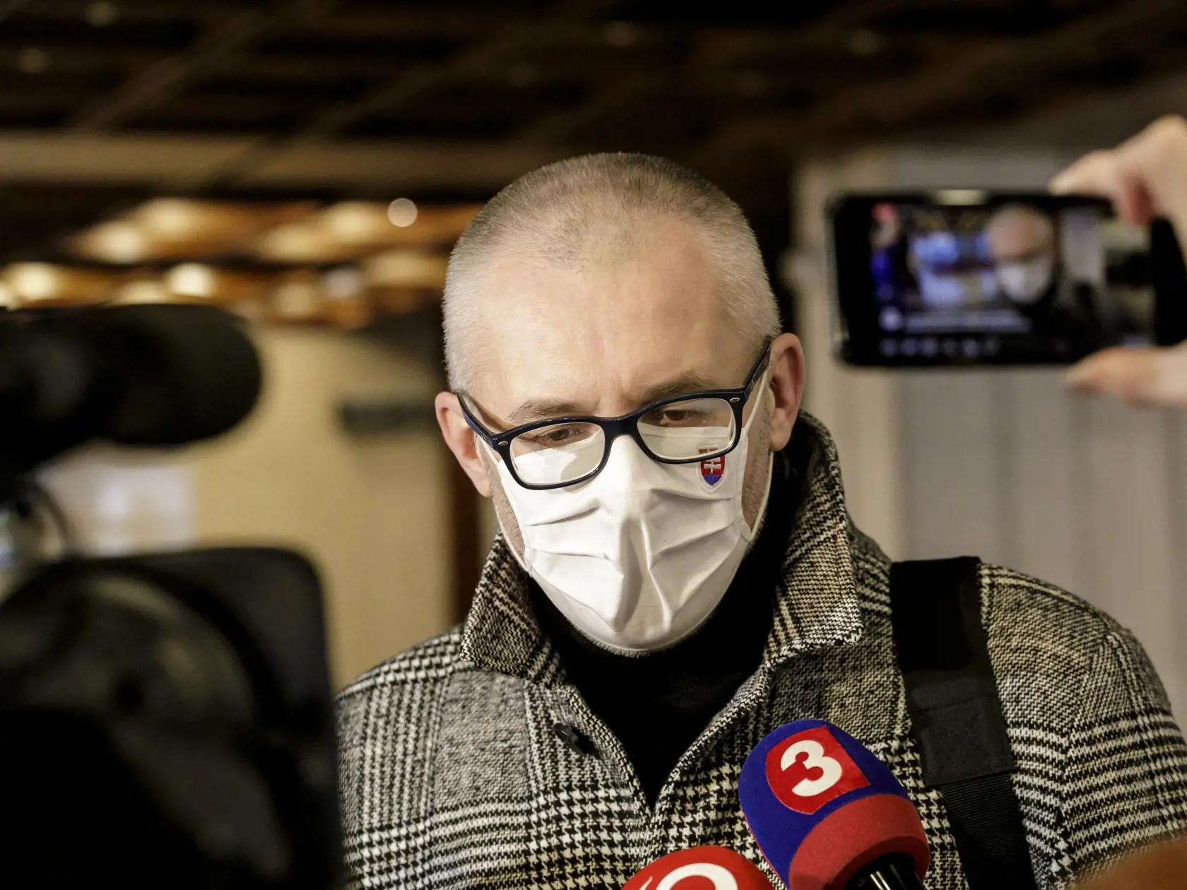 Poslanec strany Za ľudí a primátor Hlohovca Miroslav Kollár nechce, aby išli deti tždeň pred jarnými prázdninami do škôl. Za ten čas, čo by ostali doma, by mohli byť podľa neho zaočkovaní učitelia.