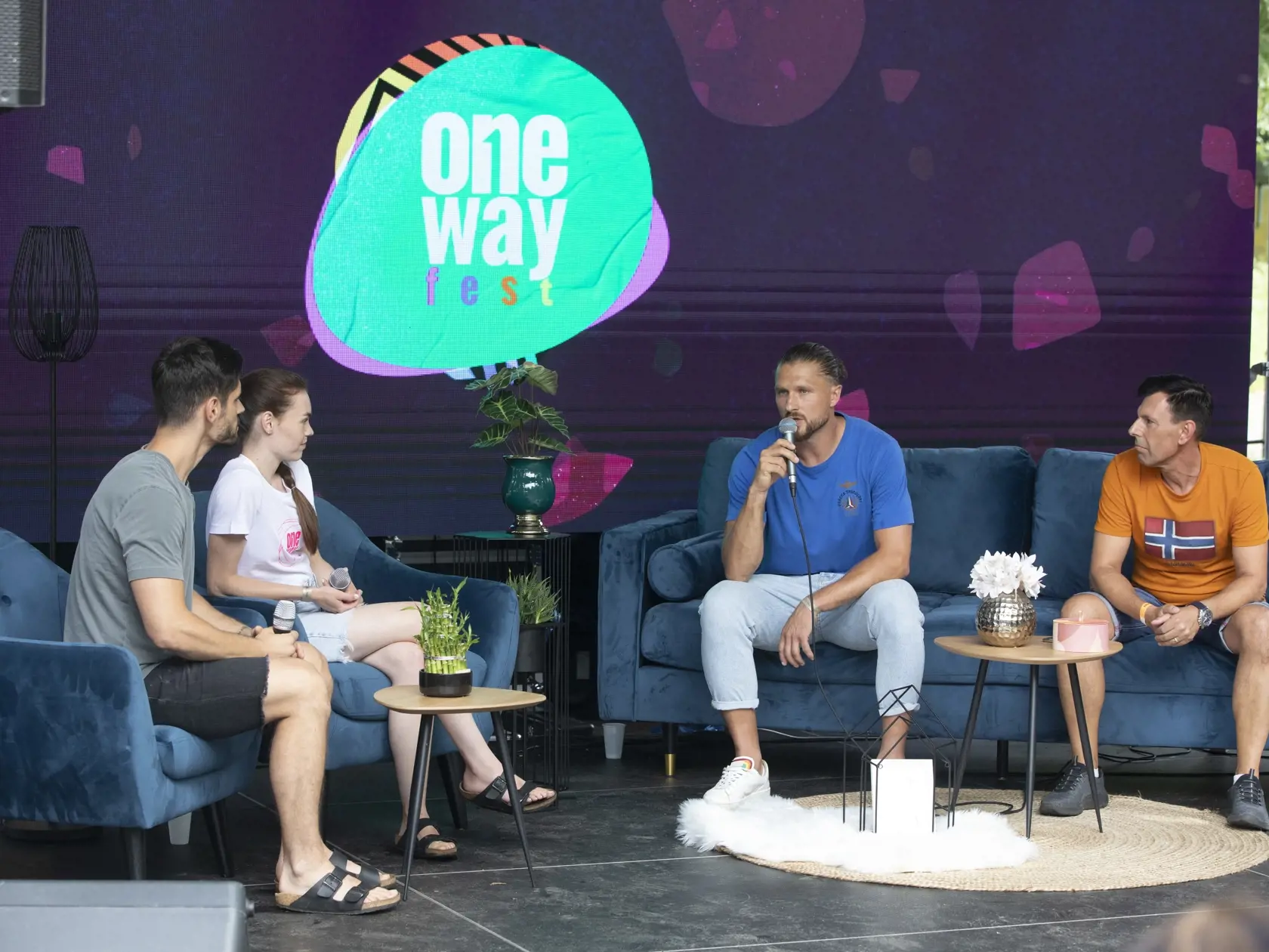 Na snímke je ONE WAY fest, kresťanský festival na Tyršovom nábreží v Bratislave.
Mária Bartalos, rod. Havranová , bývalá slovenská a  divadelná herečka a manžel  Adrián moderujú rozhovor s futbalistom Erikom Čikošom.