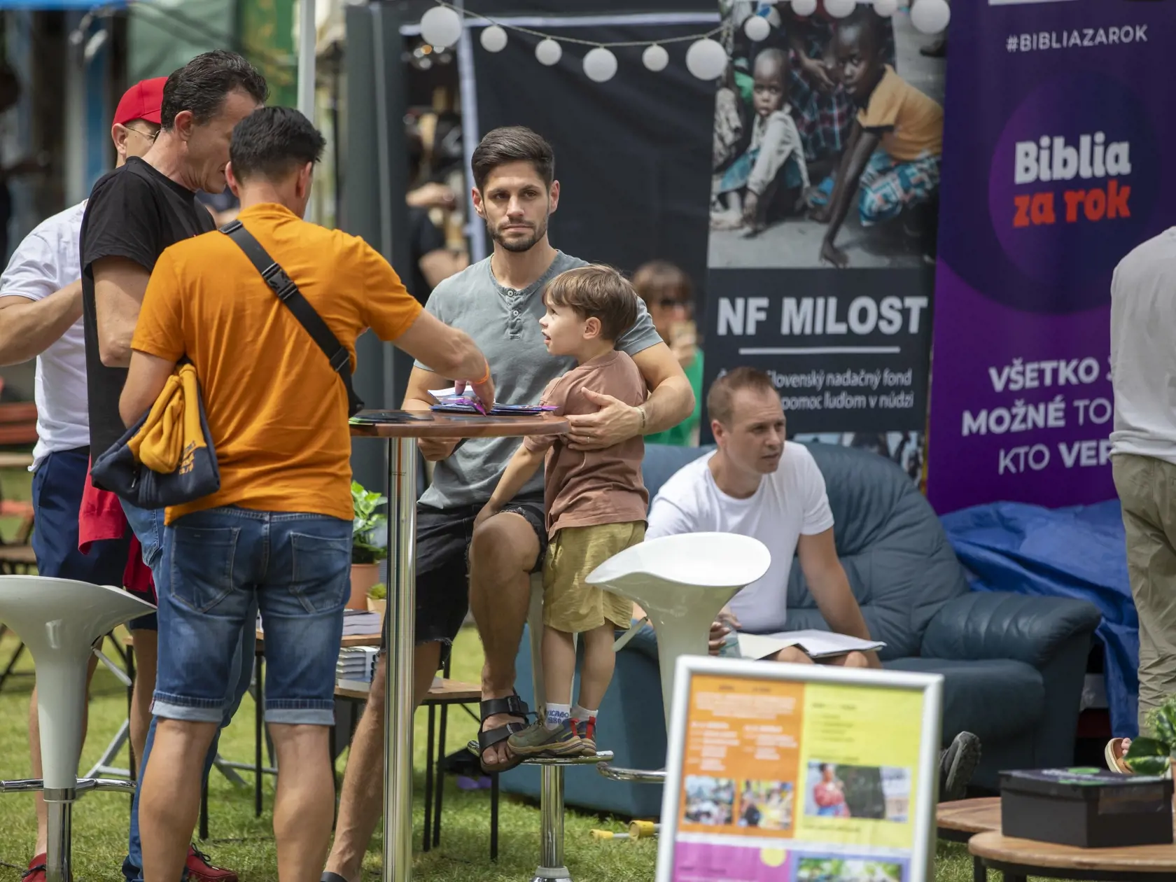 Manželia Mária a Adrián Bartalos na festivale spoločenstva Milosť. Chceli sme s nimi spraviť rozhovor, ale povedali nám, že majú veľa práce s organizáciou.