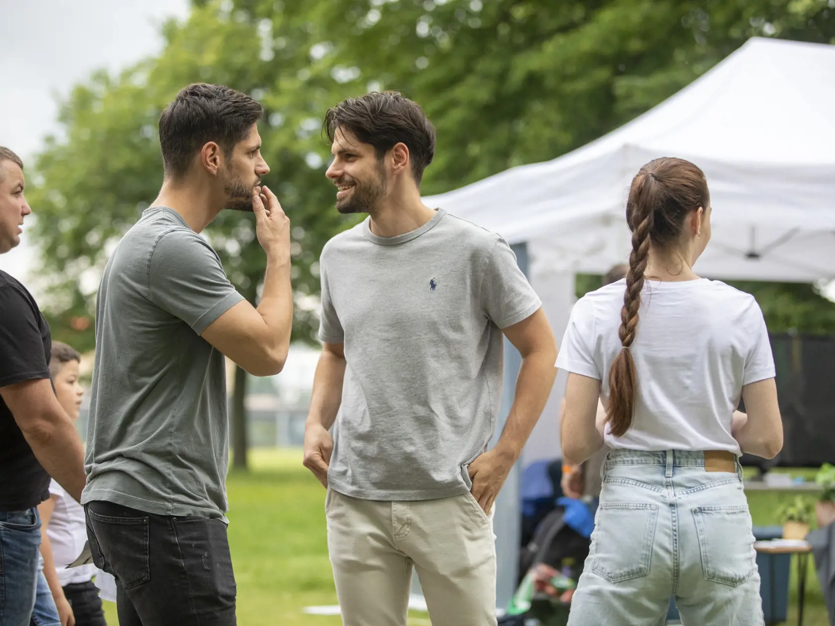 Na snímke je ONE WAY fest, kresťanský festival na Tyršovom nábreží v Bratislave.
Mária Bartalos, rod. Havranová , otočená chrbtom, vľavo manžel Adrián s bratom.