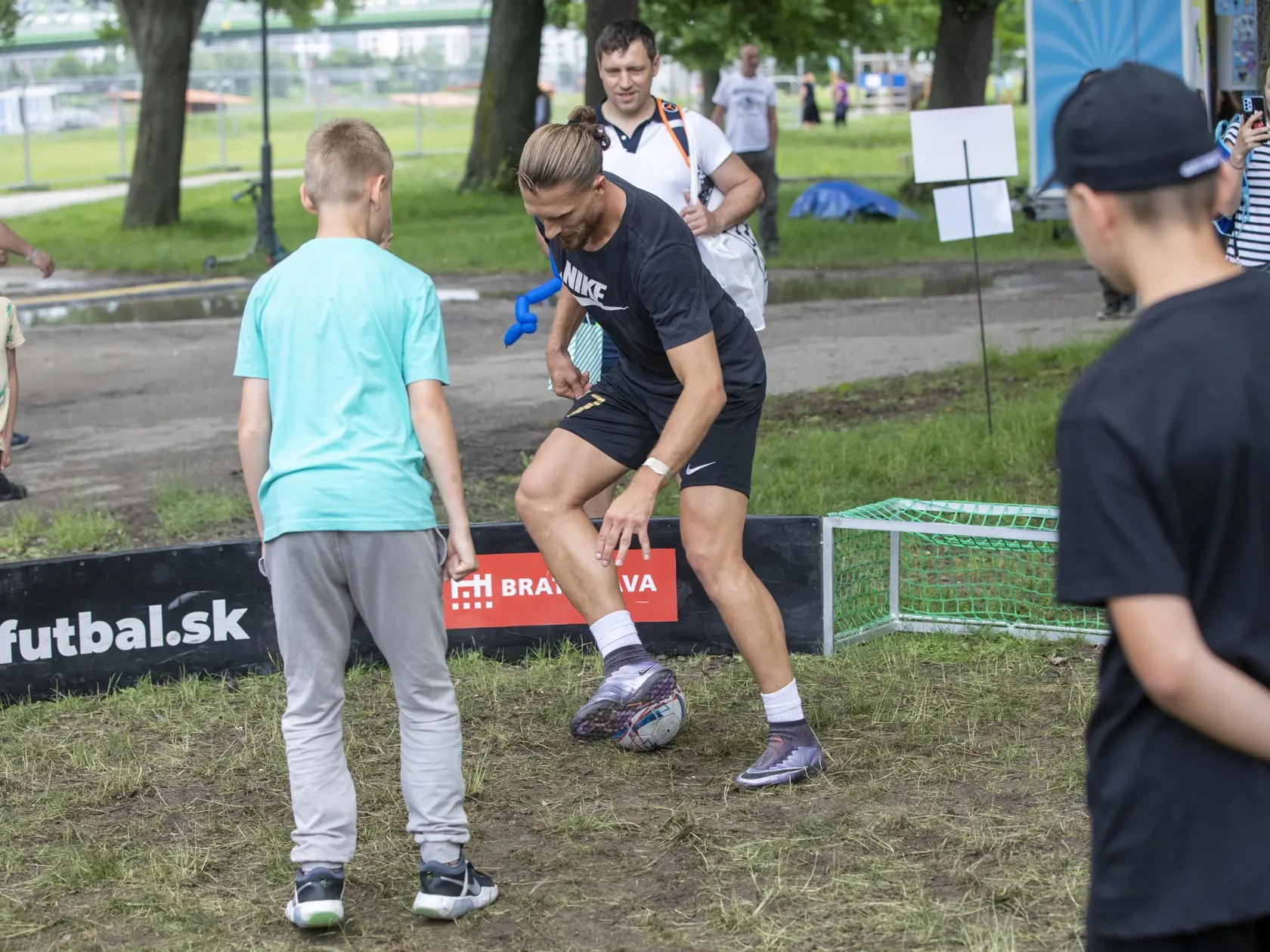 Na snímke je ONE WAY fest, kresťanský festival na Tyršovom nábreží v Bratislave.
Futbalista Erik Čikoš.