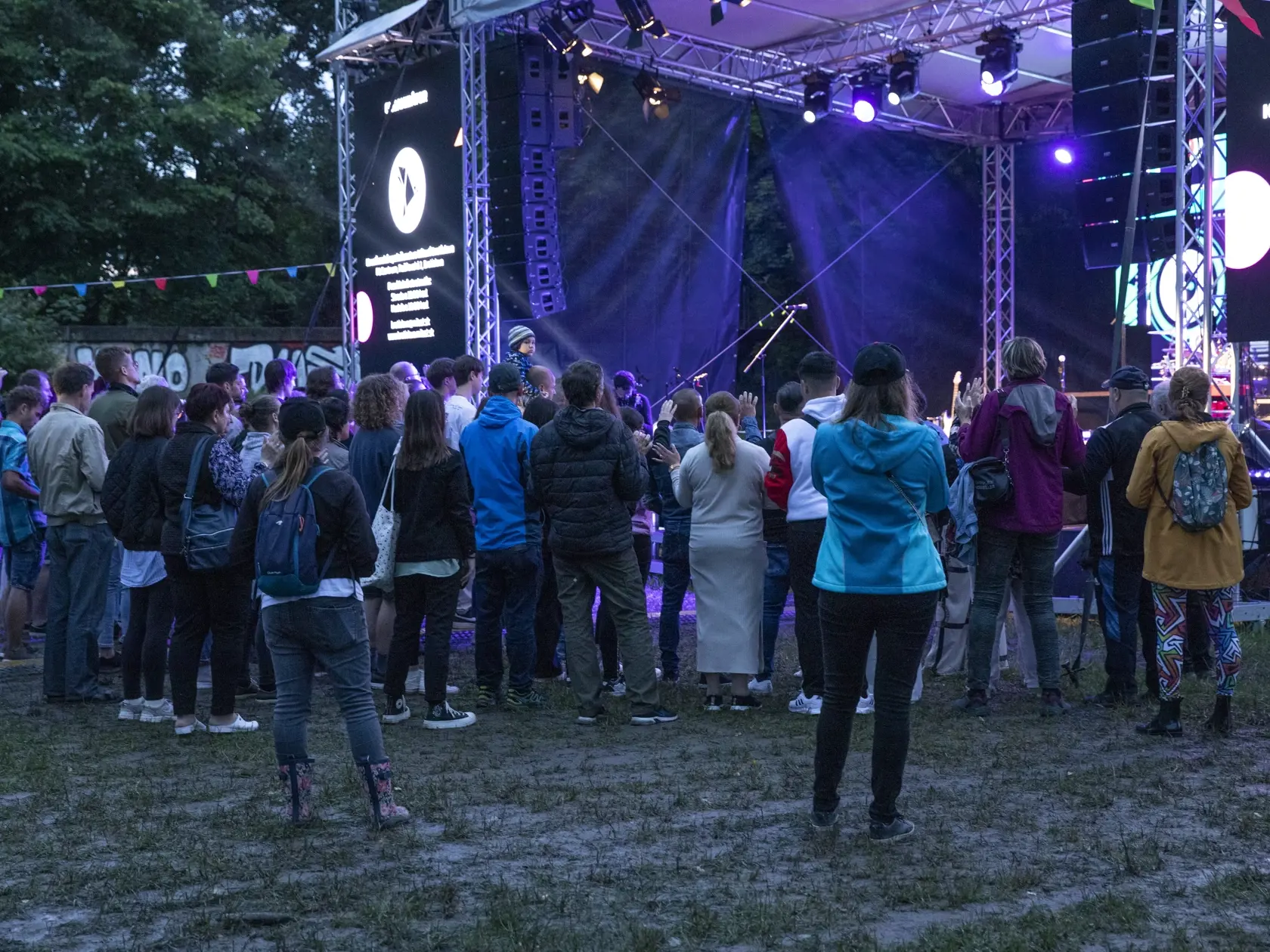 Festival spoločenstva Milosť, na ktorom vystupovala Vierka Berkyová. Ľudia boli počas jednej z prednášok ako v tranze.