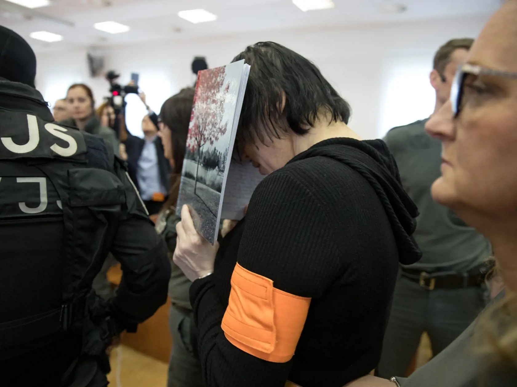 Pred zatknutím si Alena Zsuzsova dávala vlasy umelo zahusťovať a predlžovať. Neskôr jej začali vypadávať.