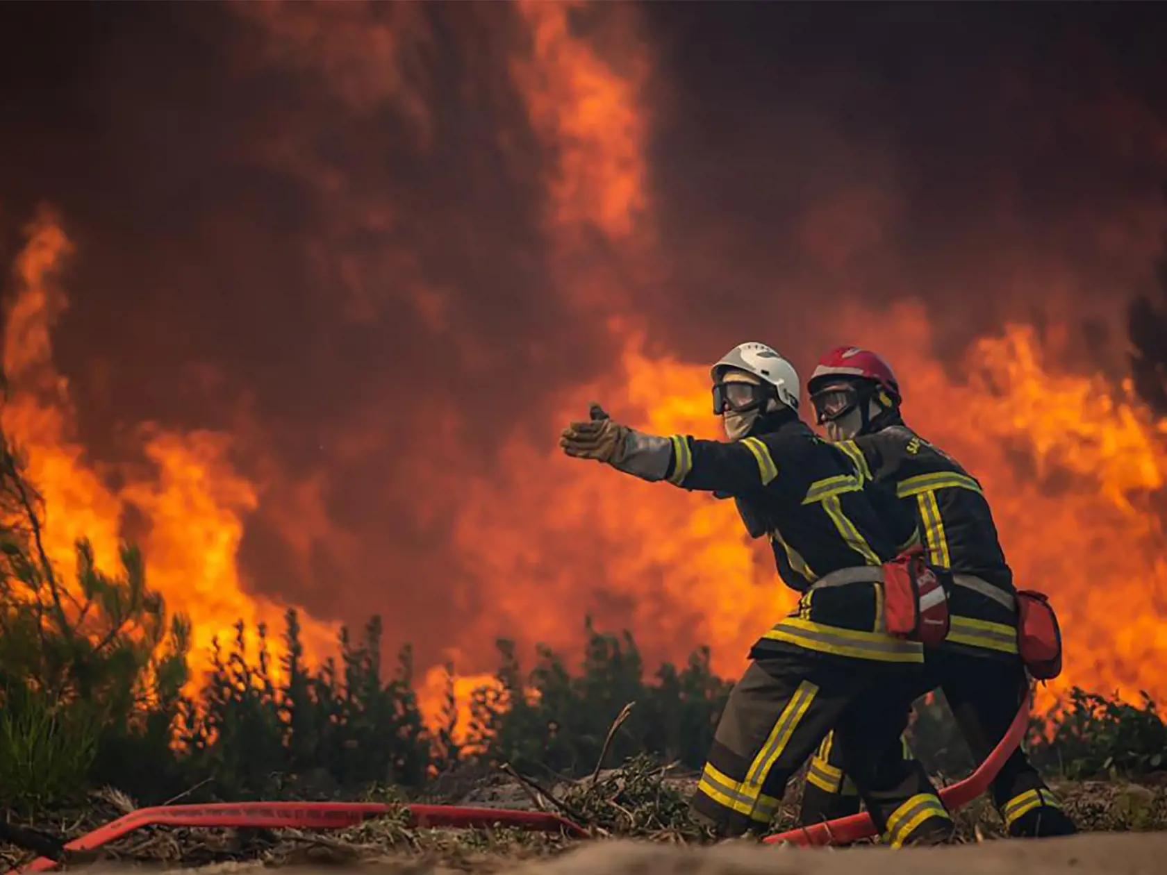 KK34 La Test-de-Buch - Na snímke hasiči počas lesného požiaru v La Test-de-Buch na juhozapáde Francúzska 18. júla 2022. FOTO TASR/AP