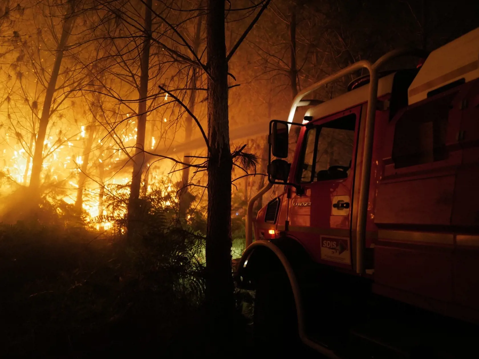 KK49 Landiras - Na snímke hasiči zasahujú počas lesného požiaru neďaleko mesta Landiras na juhozápade Francúzska 16. júla 2022. FOTO TASR/AP