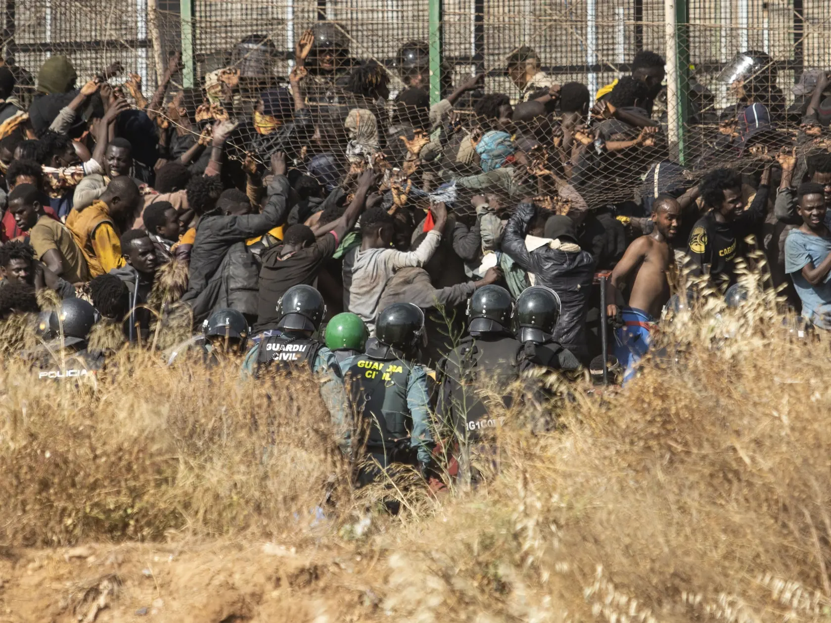 EBE 5 Melilla - Najmenej 18 obetí si vyžiadal piatkový pokus stoviek migrantov o prekonanie plota, ktorý oddeľuje španielsku severoafrickú enklávu Melilla od územia Maroka.