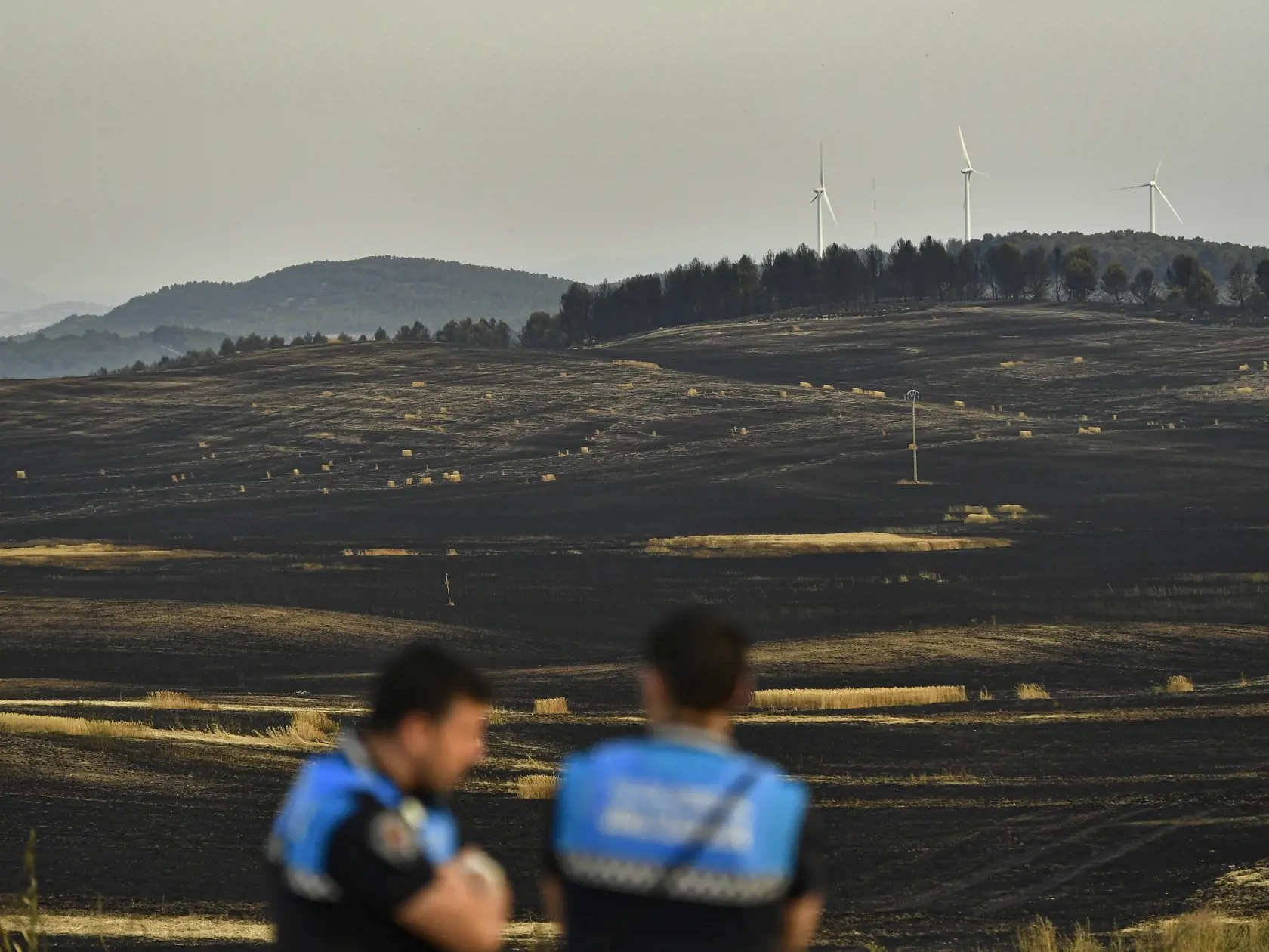 PK 17 Miranda de Arga - Na snímke policajti pátrajú po príčine lesného požiaru neďaleko obce Miranda de Arga, 40 kilometrov od Pamplony na severe Španielska, 16. júna 2022.