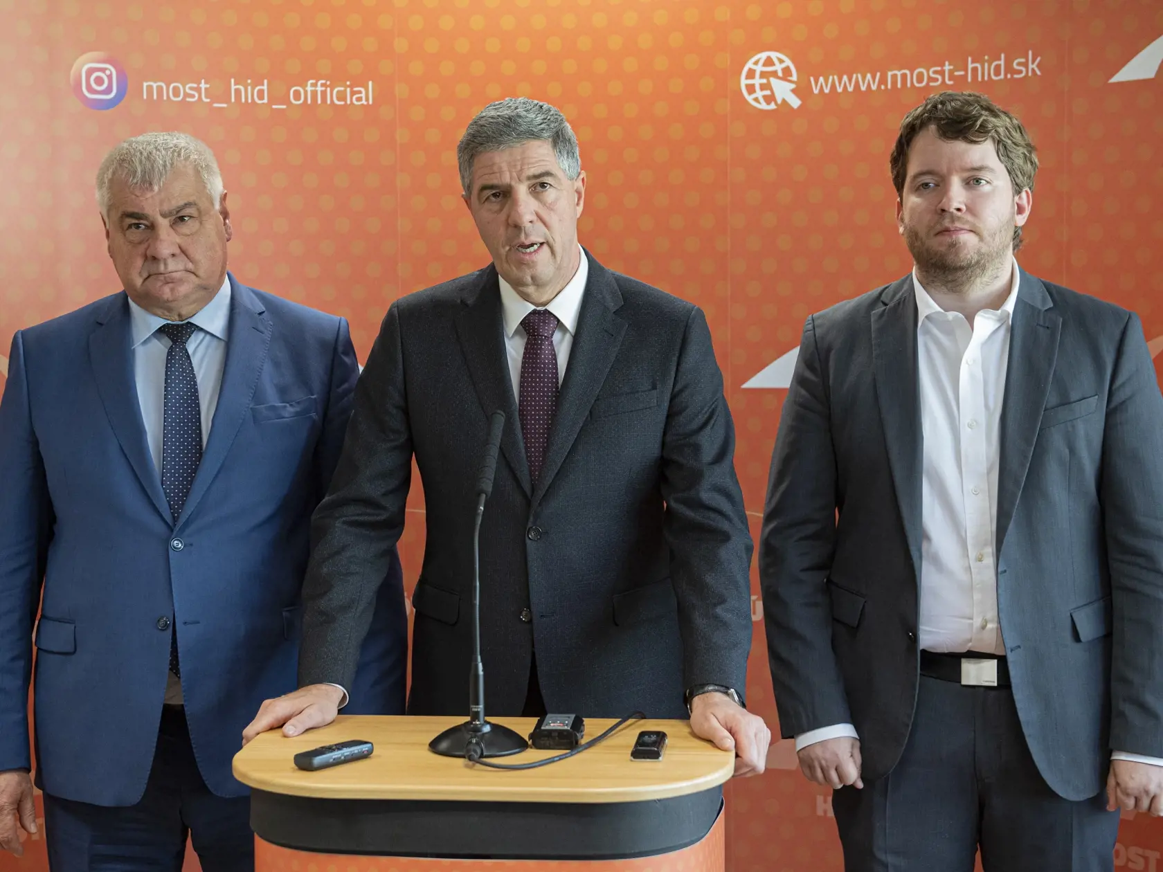 Na snímke zľava líder kandidátky Mosta-Híd v parlamentných voľbách 2020 Árpád Érsek, predseda strany Most Híd Béla Bugár a podpredseda strany Most-Híd Ábel Ravasz počas tlačovej konferencie po rokovaní Republikovej rady strany Most Híd. Bratislava, 23. novembra 2019.  FOTO TASR - Michal Svítok