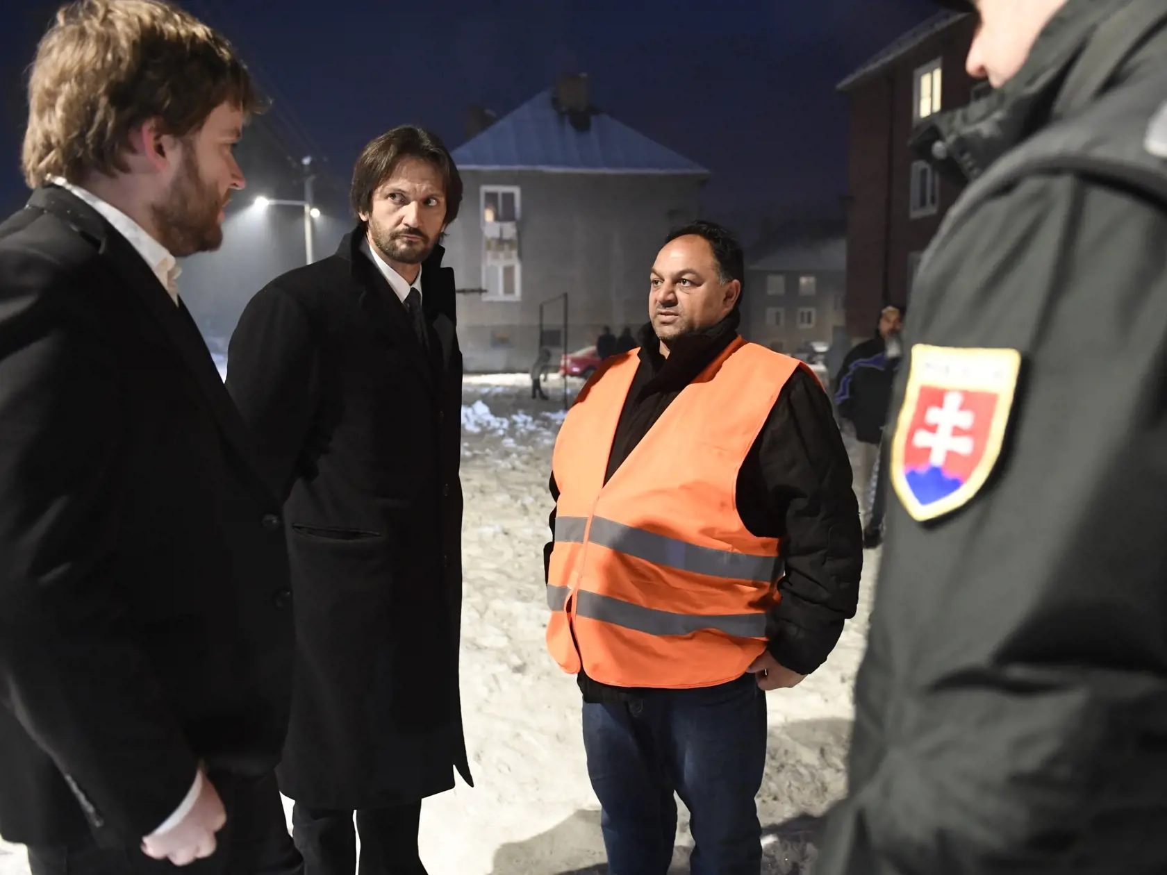 Výjazdové rokovanie vlády SR v Revúcej 6. decembra 2017. Premiér SR Robert Fico po skončení rokovania navštívil sídlisko SNP v Revúcej, ktoré obývajú aj neprispôsobiví obyvatelia. Na snímke zľava splnomocnenec vlády SR pre rómske komunity Ábel Ravasz, minister vnútra SR Robert Kaliňák a miestny vajda. FOTO TASR – František Iván