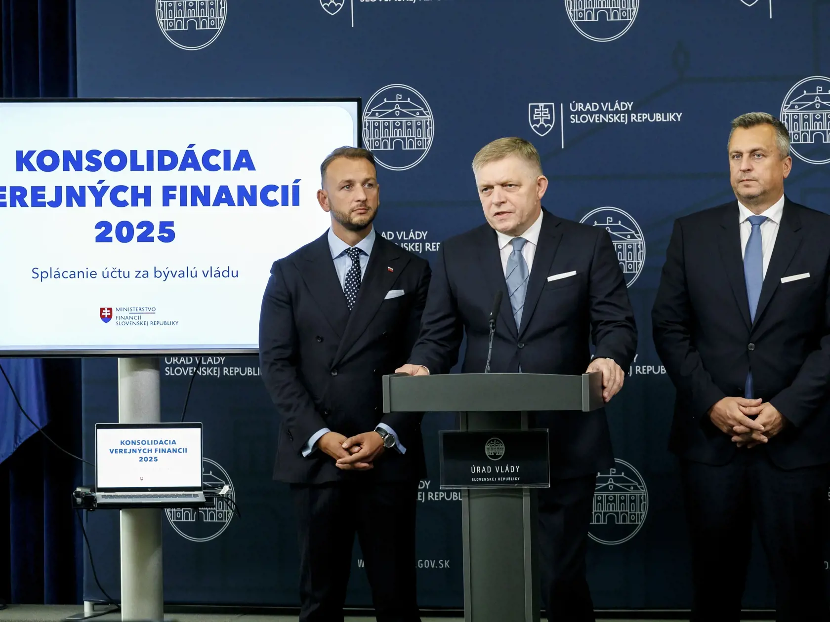 Na snímke zľava minister vnútra SR Matúš Šutaj Eštok (Hlas-SD), predseda vlády SR Robert Fico (Smer-SD) a podpredseda NR SR Andrej Danko (SNS) počas tlačovej konferencie na tému Konsolidácia verejných financií - splácanie účtu za bývalú vládu.  V Bratislave, 17. septembra 2024.