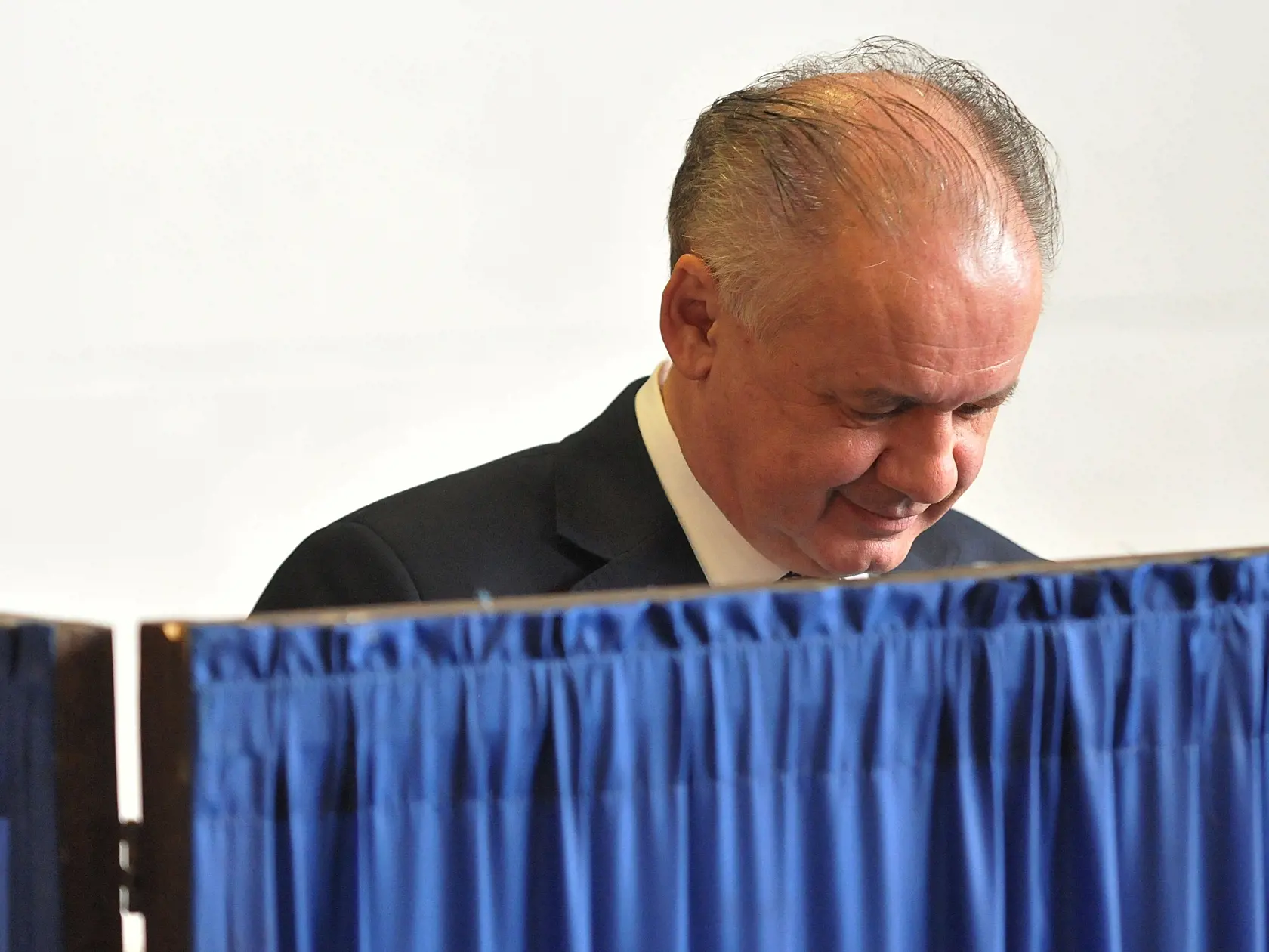 Na snímke Andrej Kiska upravuje volebný lístok za zástenou vo volebnej miestnosti v Poprade počas volieb do Národnej rady Slovenskej republiky, v Poprade 29. februára 2020. FOTO TASR - Oliver Ondráš