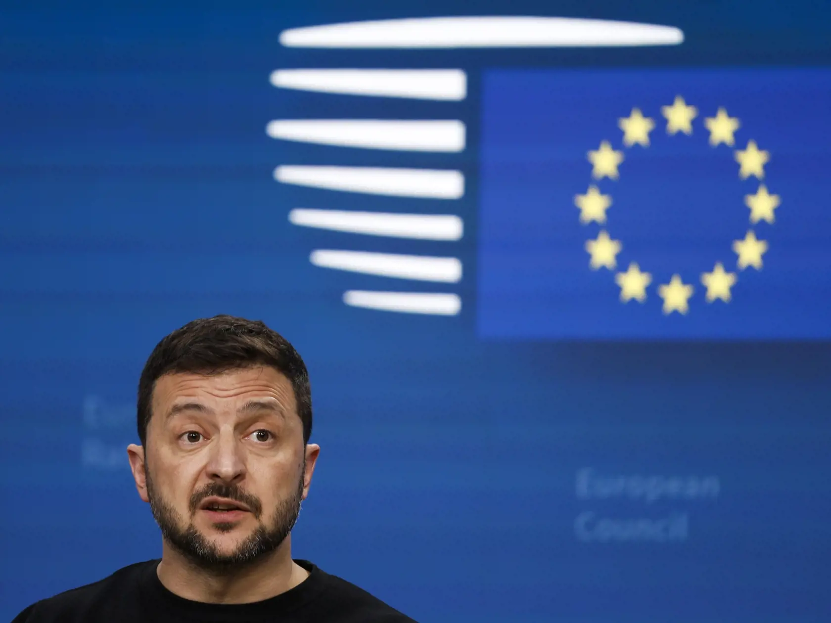 JB 36 Brusel - Ukrajinský prezident Volodymyr Zelenskyj rozpráva počas tlačovej konferencie na summite EÚ v Bruseli 17. októbra 2024.