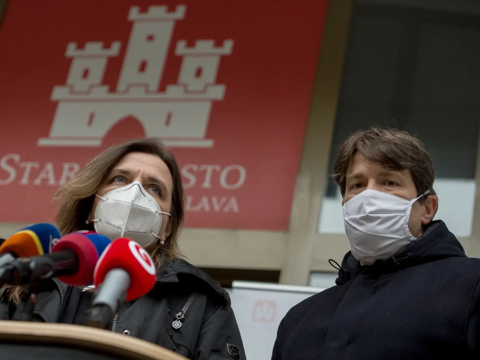 Na snímke starostka mestskej časti Bratislava - Staré Mesto Zuzana Aufrichtová a prednosta miestneho úradu mestskej časti Bratislava - Staré Mesto Martin Mlýnek počas brífingu s novinármi o aktuálnej situácii k otváraniu základných a materských škôl na území mestskej časti 7. februára 2021 v Bratislave. FOTO TASR - Martin Baumann