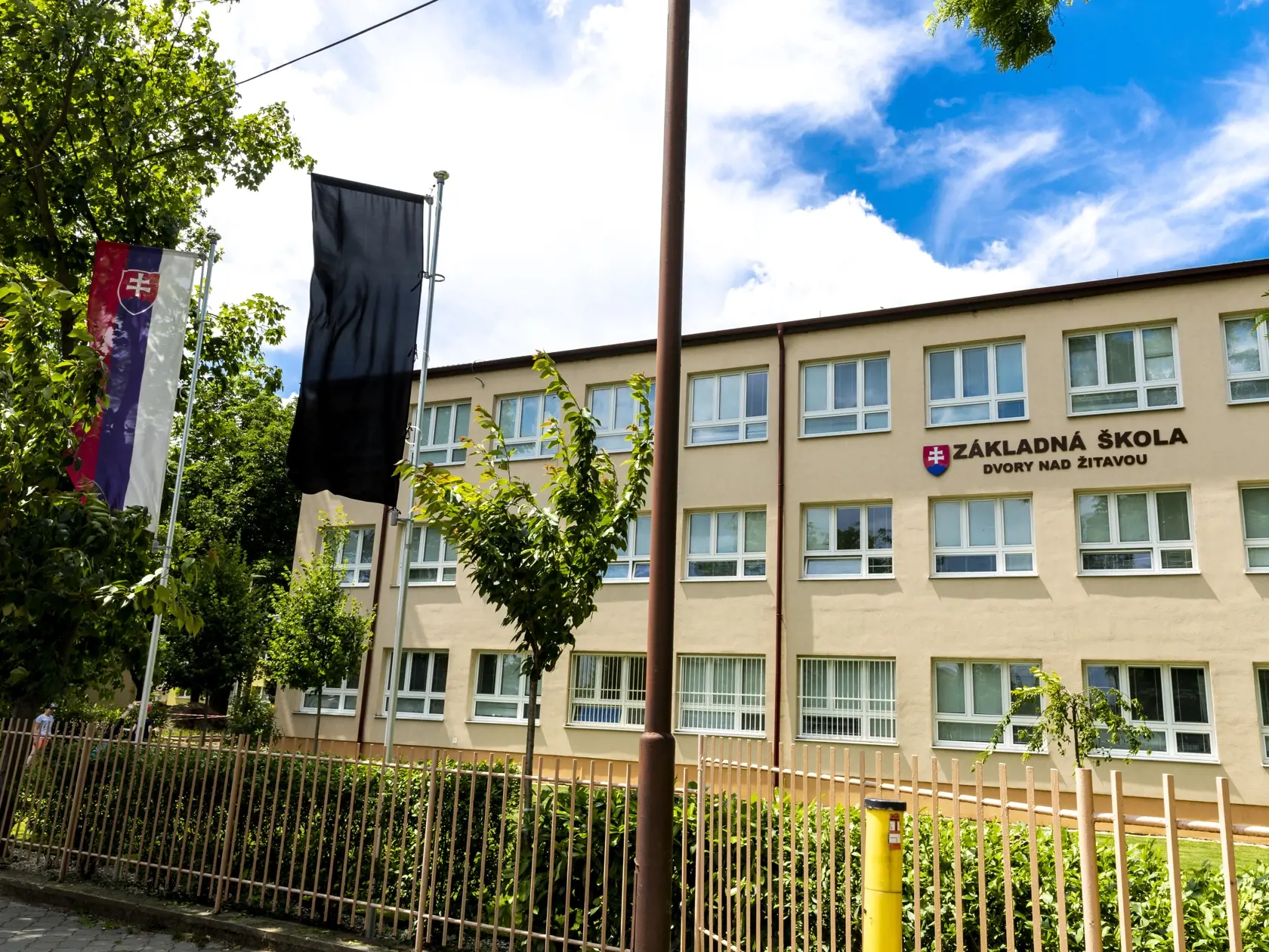 Na snímke je základná škola kde pracovala zosnulá E.K. v obci Dvory nad Žitavou. 