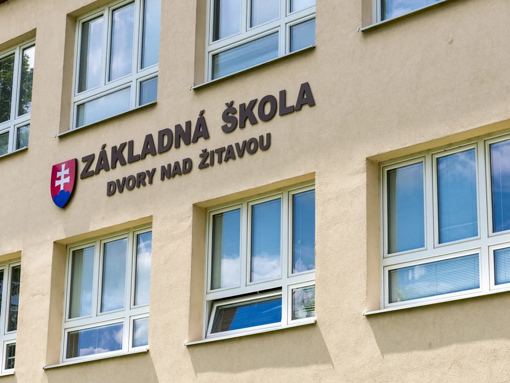 Na snímke je základná škola kde pracovala zosnulá E.K. v obci Dvory nad Žitavou. 