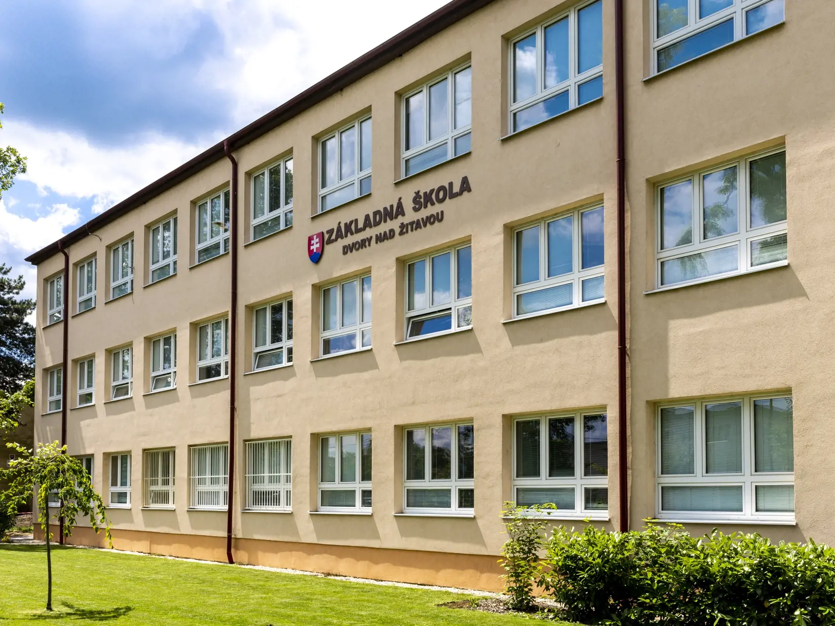 Na snímke je základná škola kde pracovala zosnulá E.K. v obci Dvory nad Žitavou. 