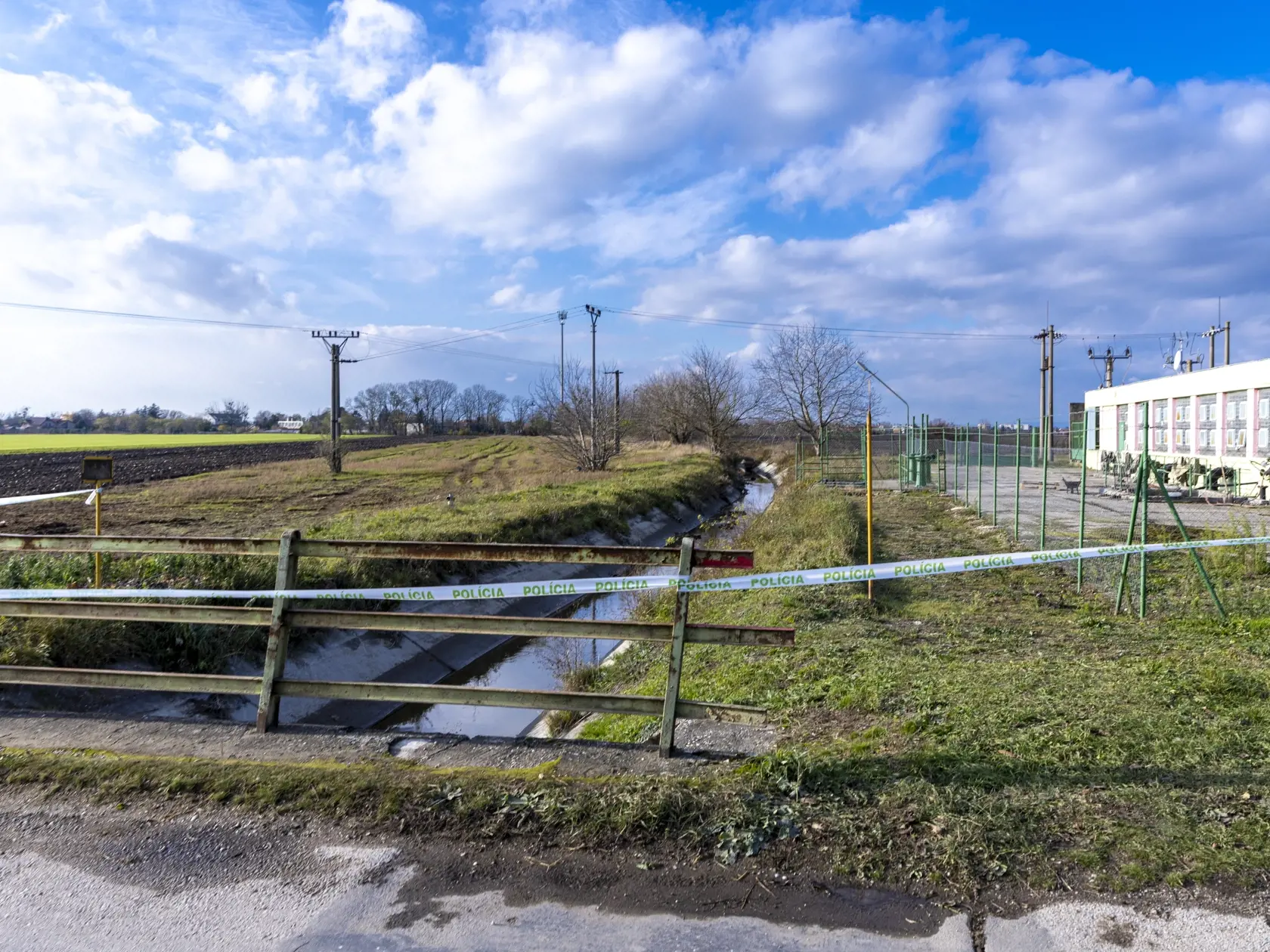 Pre pracovníkov čističky to bol normálny pracovný deň. Zlom nastal v poobedných hodinách, keď sa pred bagristom, ktorý čistil časť odvodňovacieho kanála , ktorý sa nachádza pri čističke, vynorilo nehybné telo.
