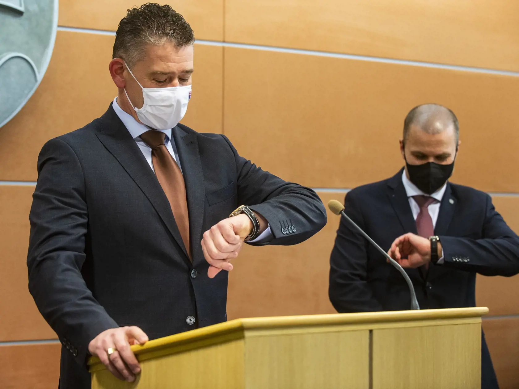 Na snímke zľava minister vnútra SR Roman Mikulec a nový prezident Policajného zboru SR Peter Kovařík počas tlačovej konferencie k jeho vymenovaniu 28. januára 2021 v Bratislave.