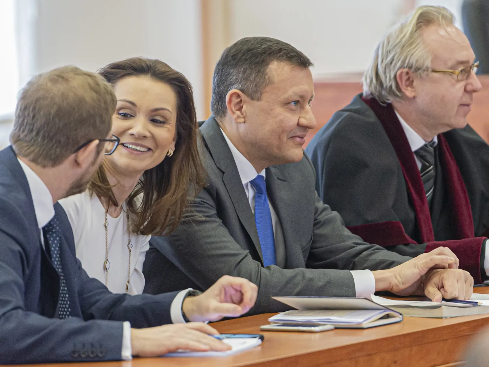 Prokurátor Ján Šanta a právni zástupcovia TV Markíza Daniel Lipšic, Lucia Tandlichová a Tomáš Kamenec počas hlavného pojednávania v kauze zmenky televízie Markíza v budove Justičnej akadémie v Pezinku 27. februára 2020.