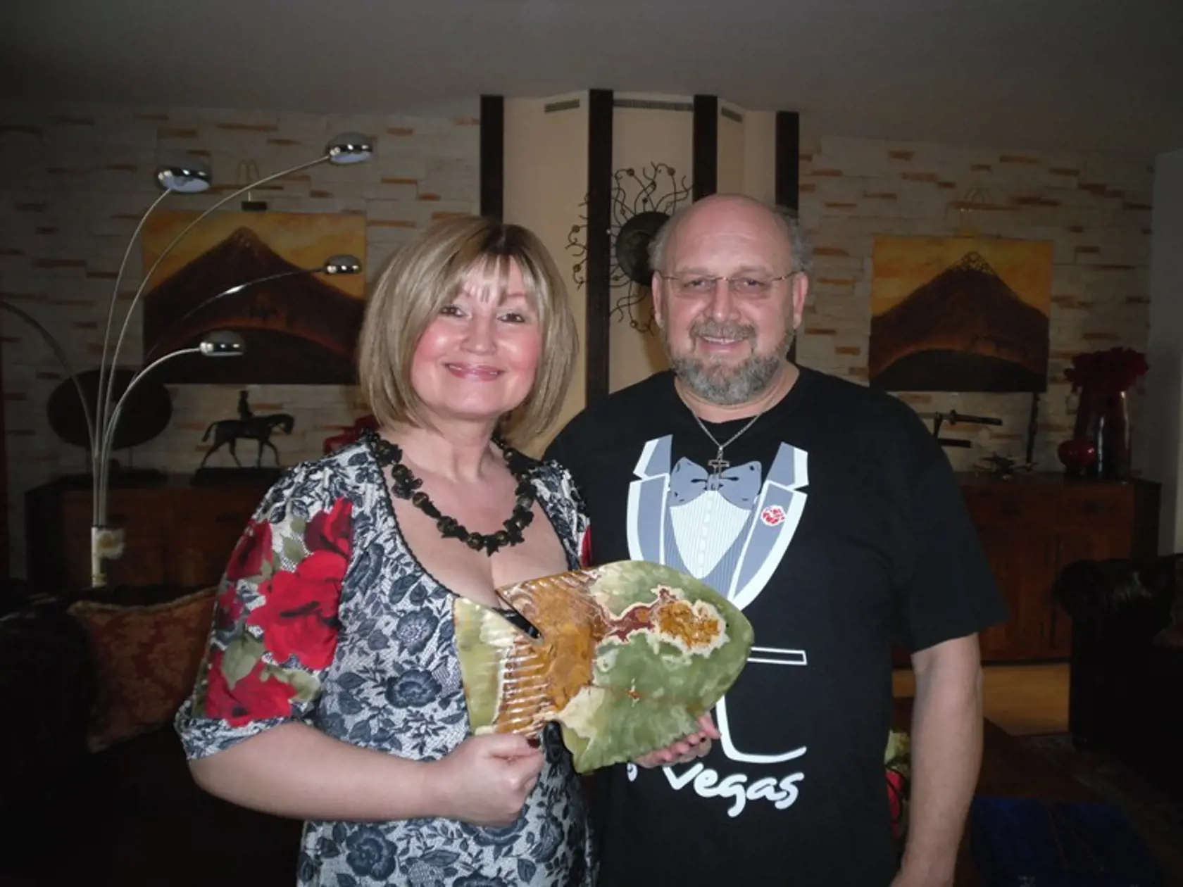 Jozef Oklamčák a manželka Anka s darčekom.