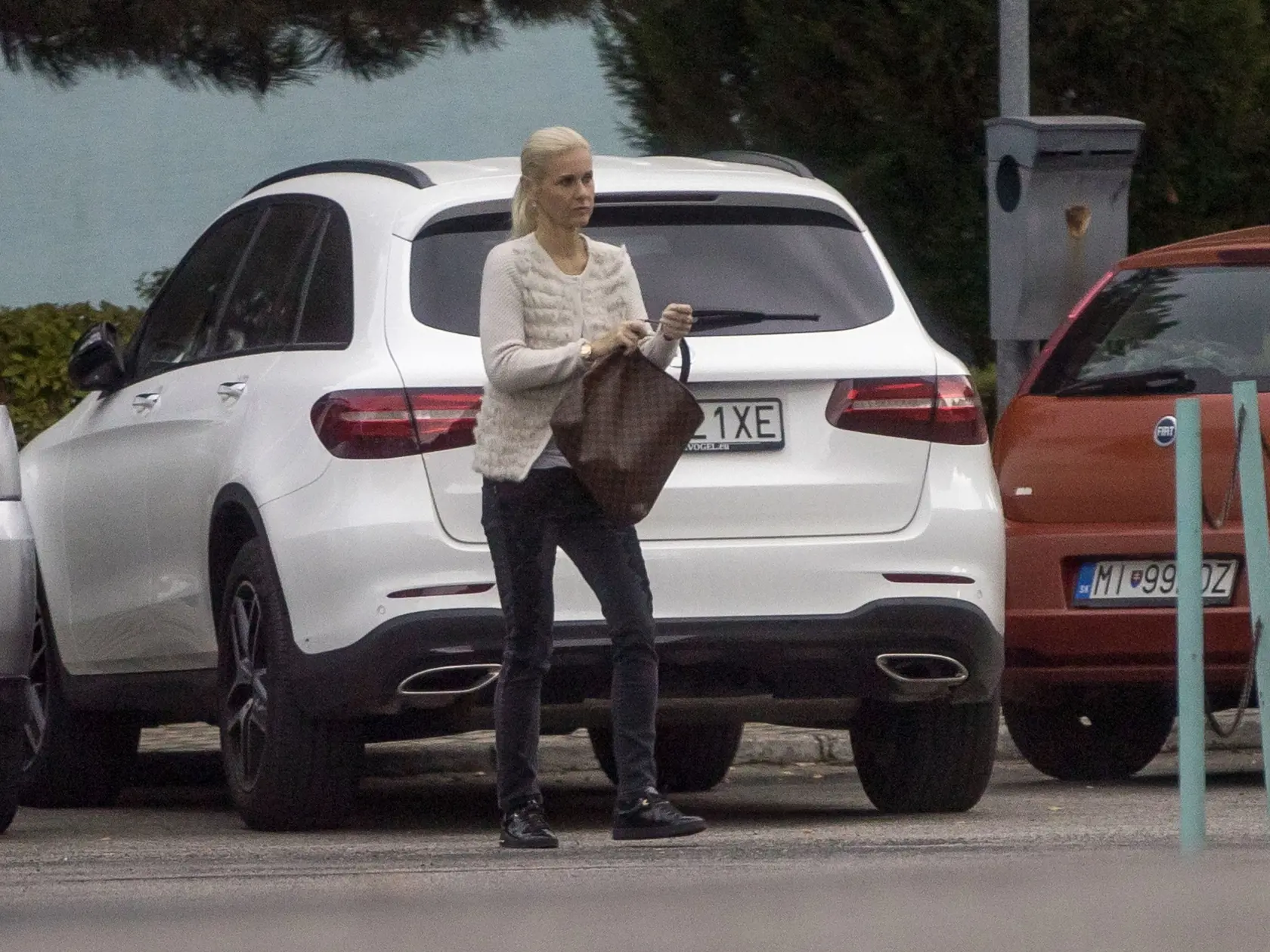NA NÁVŠTEVU?: Chorá sudkyňa zaparkovala biely Mercedes v blízkosti domu, kde byt vlastní jej sestra, sudkyňa Andrea Haitová.