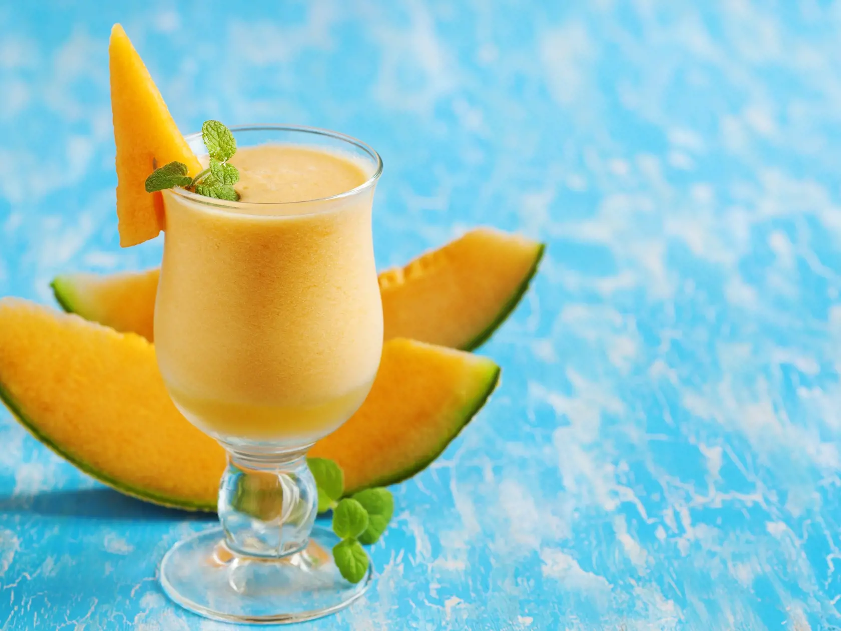 Melon,Drink,In,Glasses,With,Slices,Of,Melon,And,Mint.