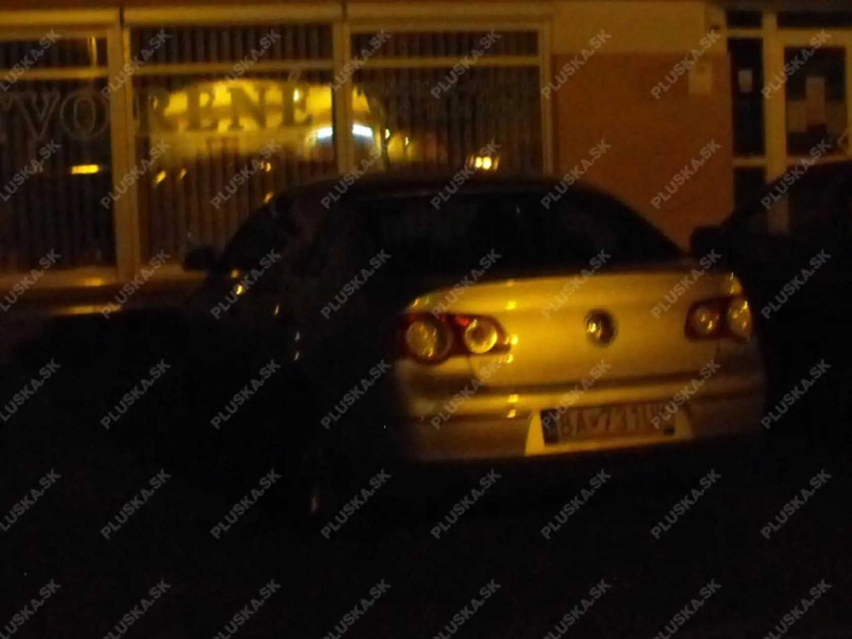 20.39 h štvrtok, 15. 12.,
Slovensky Grob - Peškovej auto parkuje pred
kultúrnym
domom
v Grobe.
