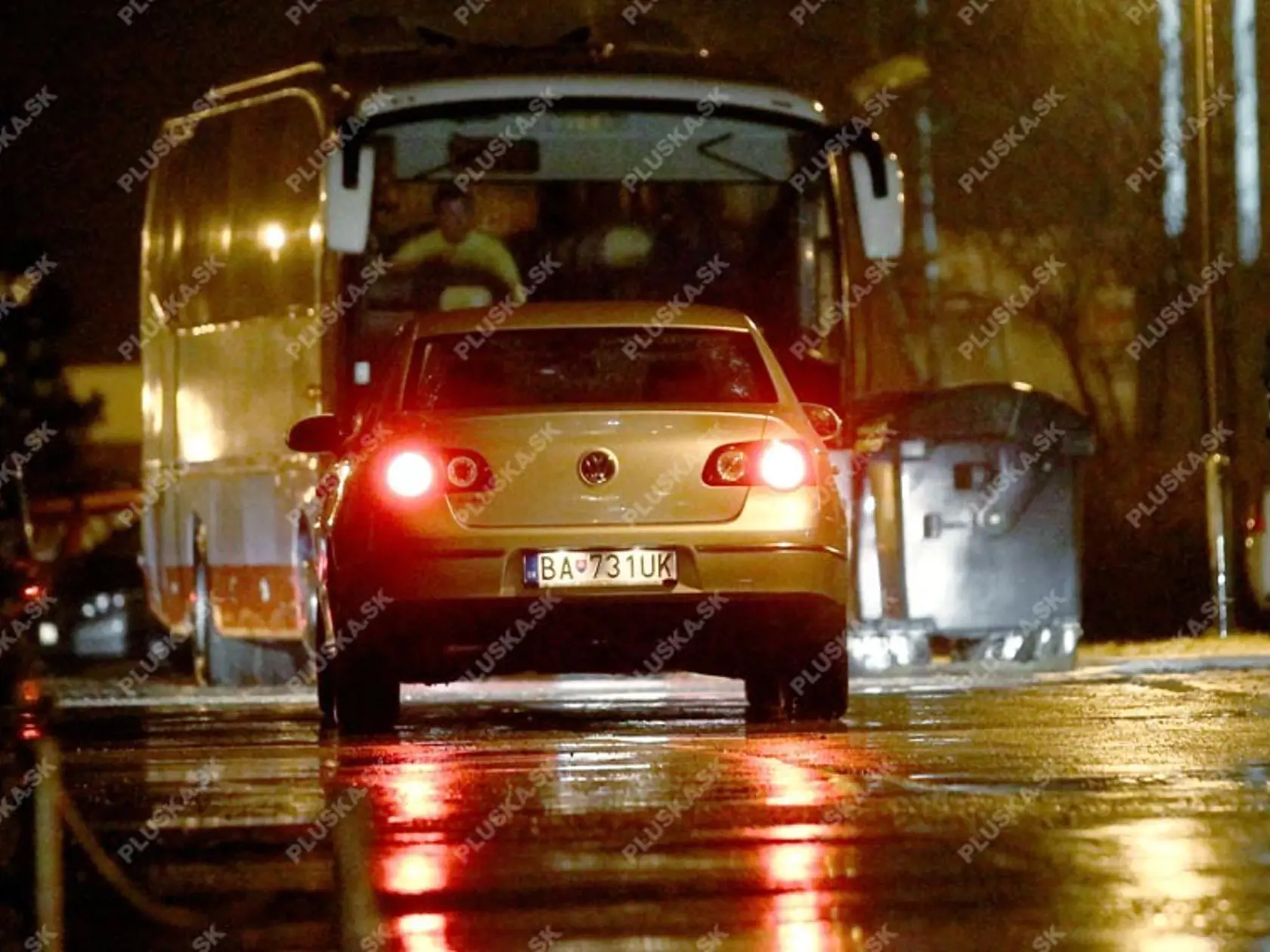 19.43 h, utorok 28. 2.,
Pezinok - Pešková
prichádza v služobnom aute pred panelák, kde býva.