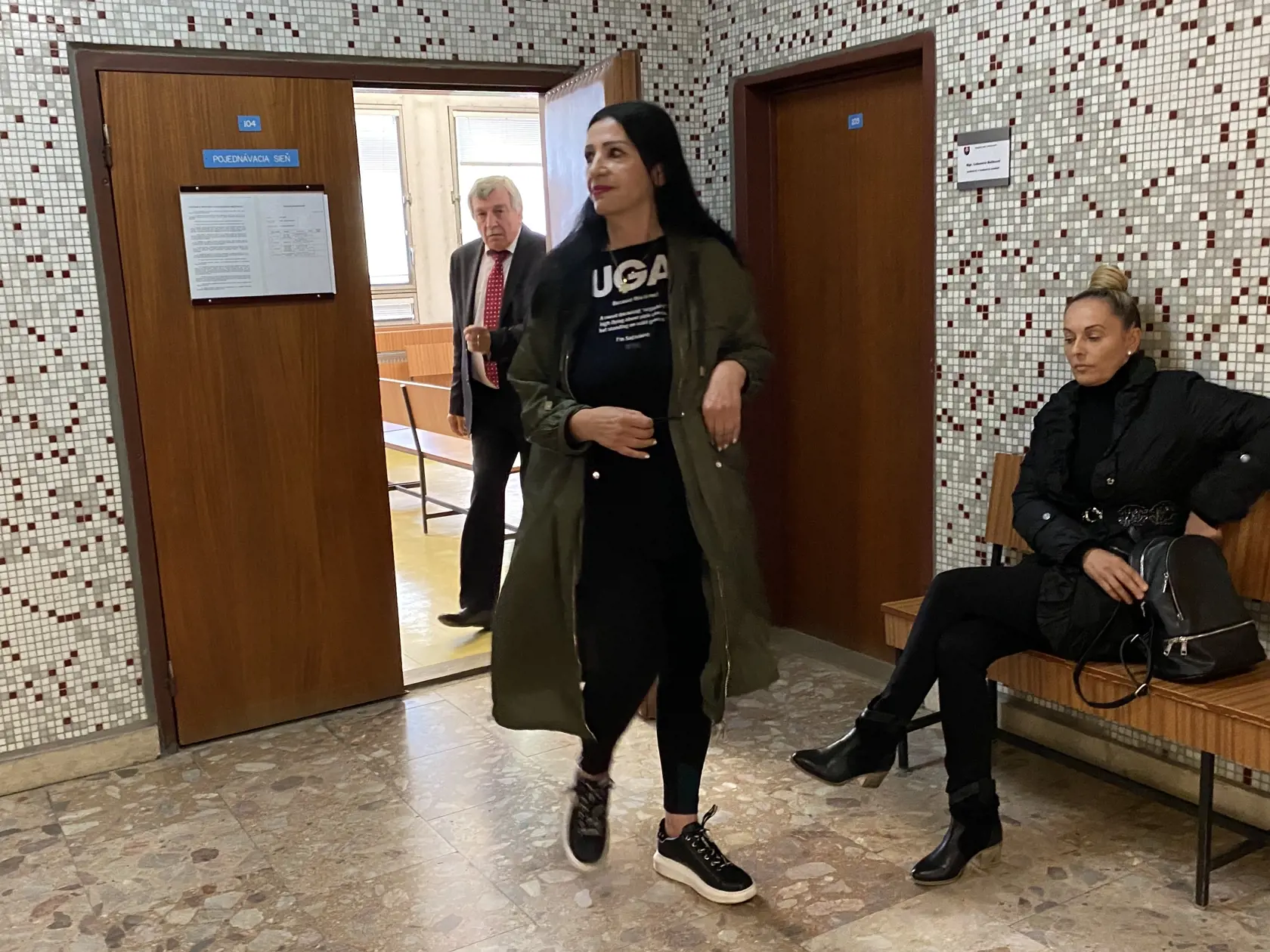 Svedkyňa Helena Dokupelová v minulosti pomáhala vo firme Nory Kabrheľovej s účtovníctvom. Uviedla, že do kancelárie prichádzala sporadicky, niekedy aj iba raz do mesiaca. Jej svedectvo je v prípade kľúčové a je na ňom postavená obžaloba. Je presvedčená, že faktúry vystavené Kabrheľovej firmou za účtovné poradenstvo exekútorovi Karolovi Mihálovi za mesiace jún, júl a august 2013 sú fiktívne.