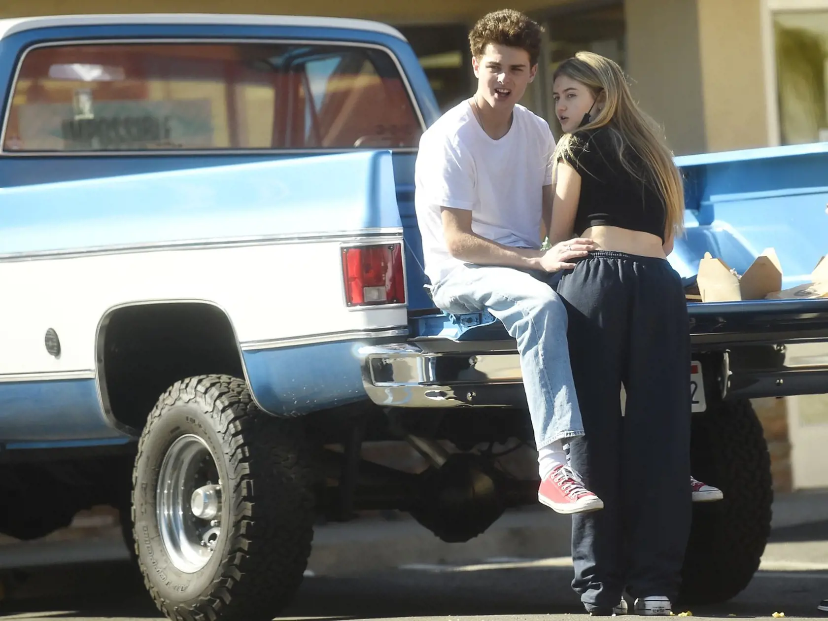 O tom, že Leni má už ďaleko od zlatého blonďavého dievčatka, ktoré máme všetci zafixované v pamäti, svedčia aj najnovšie fotografie z Hollywoodu. Tínedžerku paparacovia nachytali, ako si na ulici za bieleho dňa vymieňala nežnosti so svojím prvým frajerom.