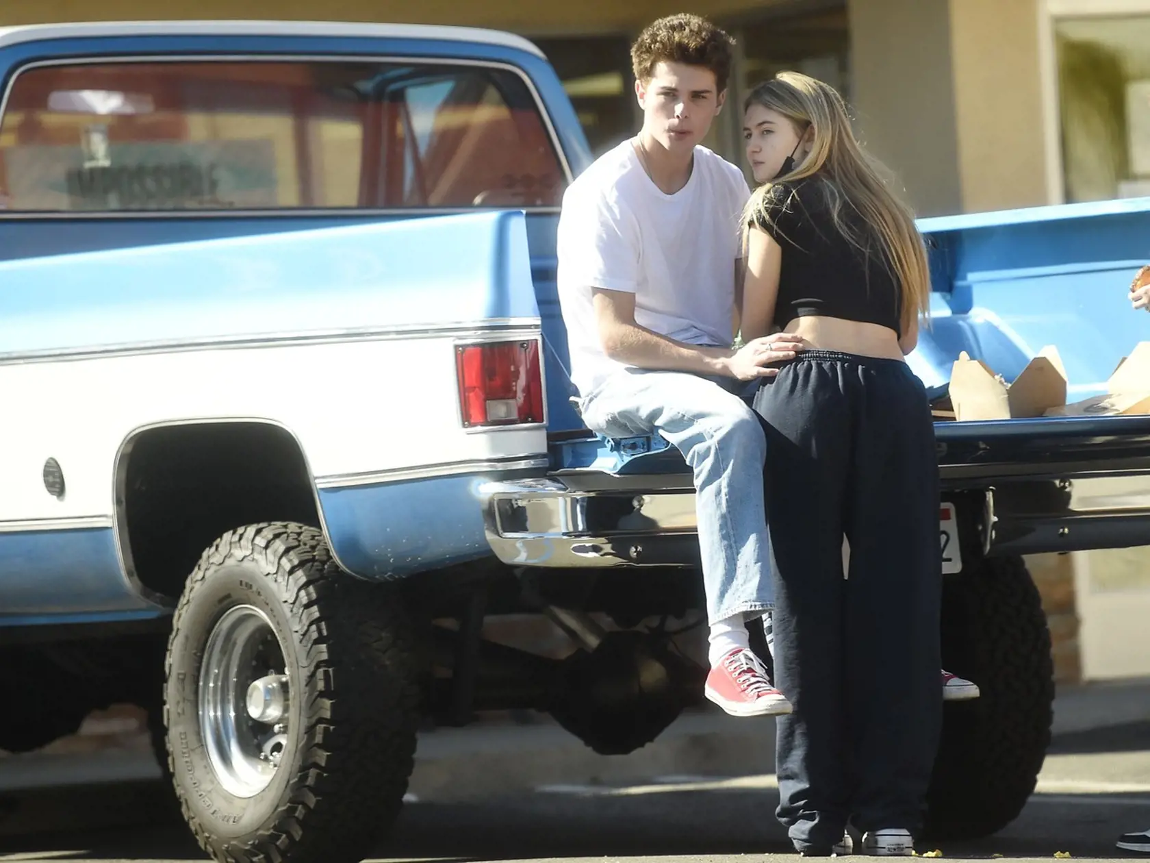 O tom, že Leni má už ďaleko od zlatého blonďavého dievčatka, ktoré máme všetci zafixované v pamäti, svedčia aj najnovšie fotografie z Hollywoodu. Tínedžerku paparacovia nachytali, ako si na ulici za bieleho dňa vymieňala nežnosti so svojím prvým frajerom.