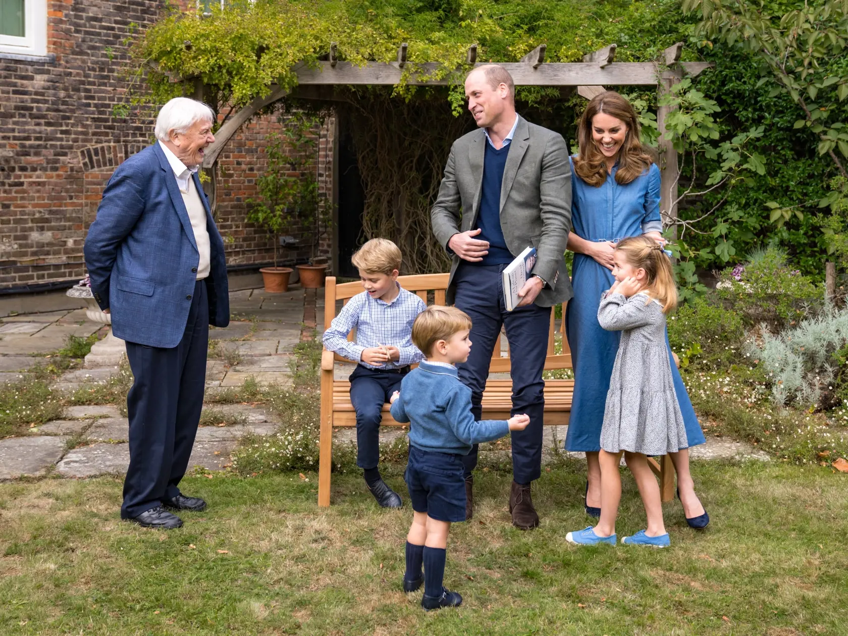 William, Kate a ich deti na stretnutí so slávnym britským prírodovedcom Davidom Attenboroughom.