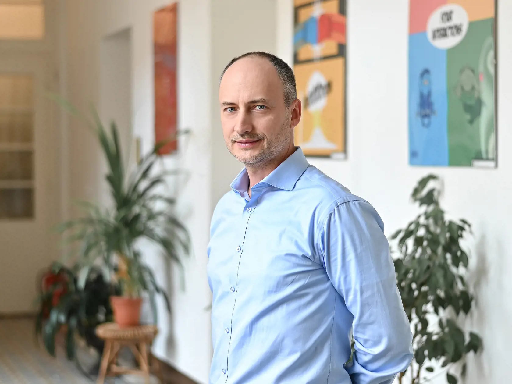 Štúdium kvantových materiálov nás posúva na prah takzvanej druhej kvantovej revolúcie. Práve tým sa zaoberá teoretický fyzik RNDr. Martin Gmitra, PhD., ktorý pôsobí na Ústave fyzikálnych vied Univerzity Pavla Jozefa Šafárika (UPJŠ) v Košiciach.