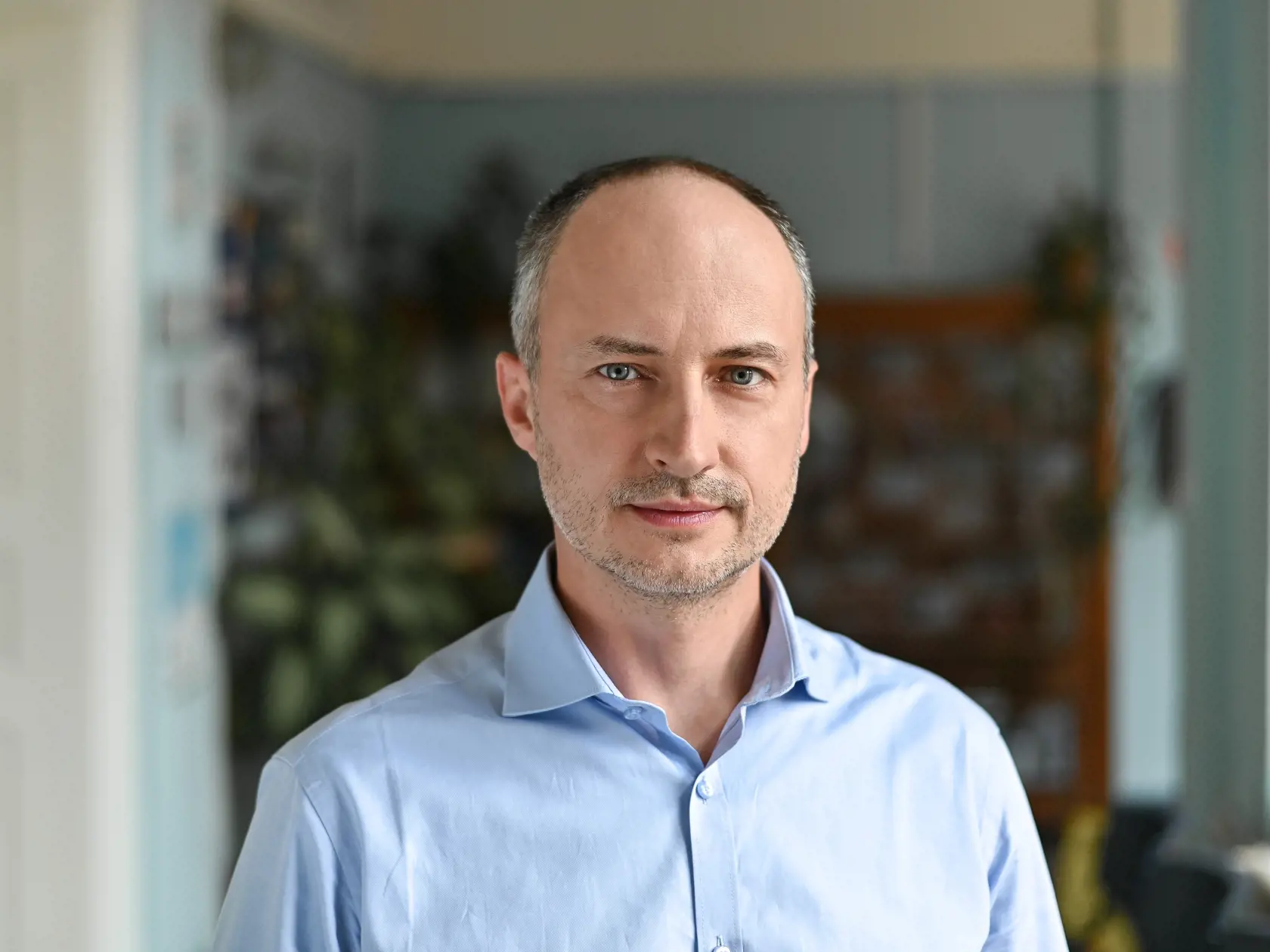 Štúdium kvantových materiálov nás posúva na prah takzvanej druhej kvantovej revolúcie. Práve tým sa zaoberá teoretický fyzik RNDr. Martin Gmitra, PhD., ktorý pôsobí na Ústave fyzikálnych vied Univerzity Pavla Jozefa Šafárika (UPJŠ) v Košiciach.