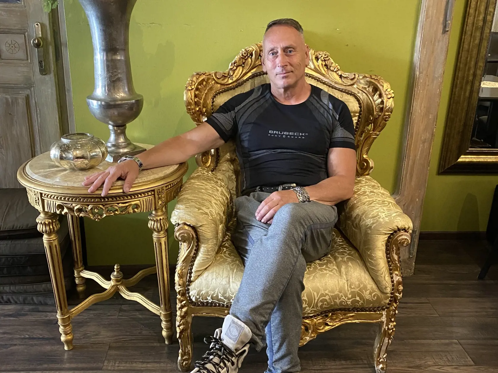 Otec J. Vitka bol strojár a trval na tom, že syn bude kráčať v jeho stopách. "Zariadil, aby mi neposlali prihlášku na talentové skúšky a trval na tom, že musím študovať strojarinu," hovorí umelec.