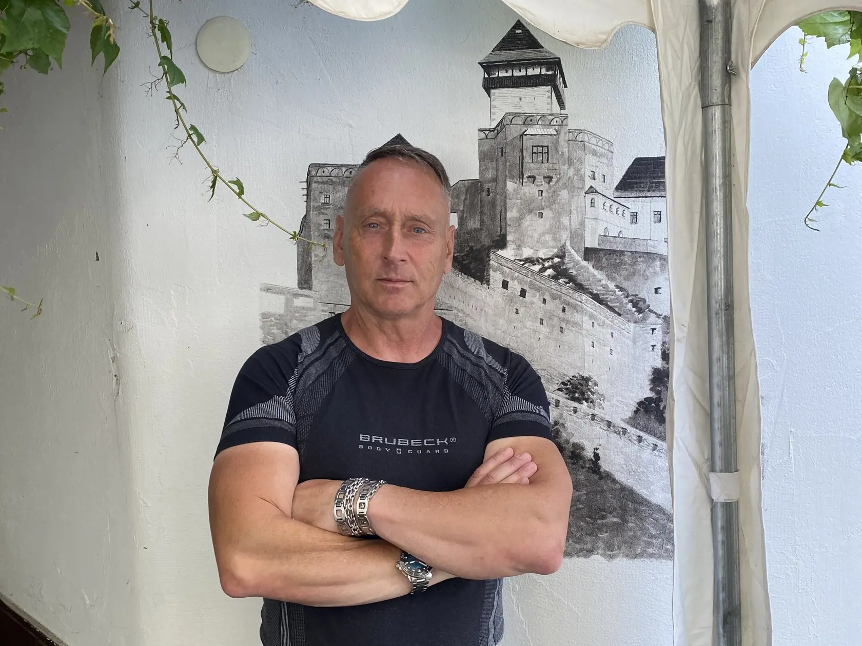 J. Vitko to nemal v živote ľahké. Od detstva túžil stať sa maliarom, ale doma narazil na odpor.