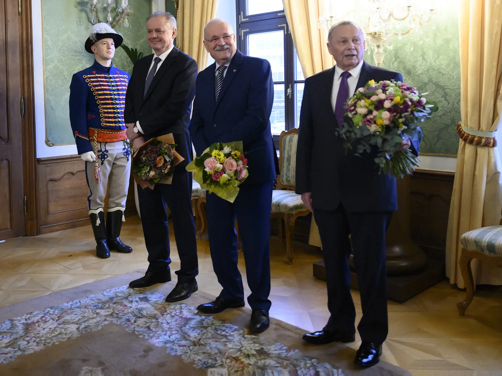 Na snímke bývalí prezidenti SR, sprava Rudolf Schuster, Ivan Gašparovič a Andrej Kiska čakajú na prezidentku SR Zuzanu Čaputovú pred spoločným novoročným obedom 17. januára 2020 v Prezidentskom paláci v Bratislave.