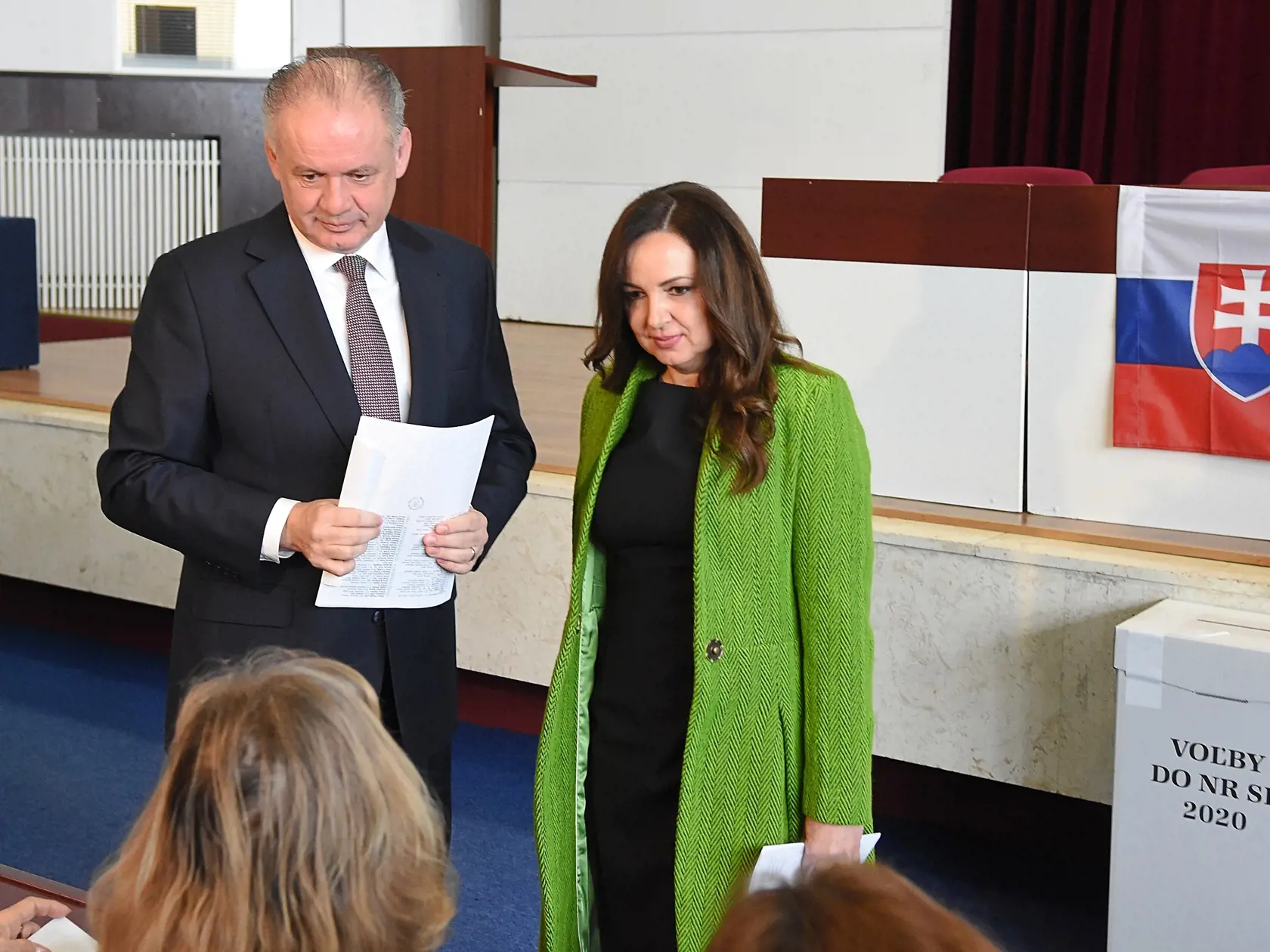 Na snímke Andrej Kiska s manželkou Martinou debatujú s členmi okrskovej volebnej komisie vo volebnej miestnosti v Poprade počas volieb do Národnej rady Slovenskej republiky v Poprade 29. februára 2020.